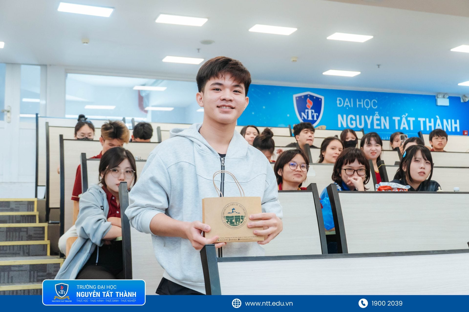 Sinh viên NTTU hào hứng nhận những phần quà ý nghĩa từ Công ty TNHH Dược phẩm GIGAMED, góp phần tạo không khí gần gũi và lan tỏa thói quen chăm sóc sức khỏe làn da từ những điều nhỏ hằng ngày.