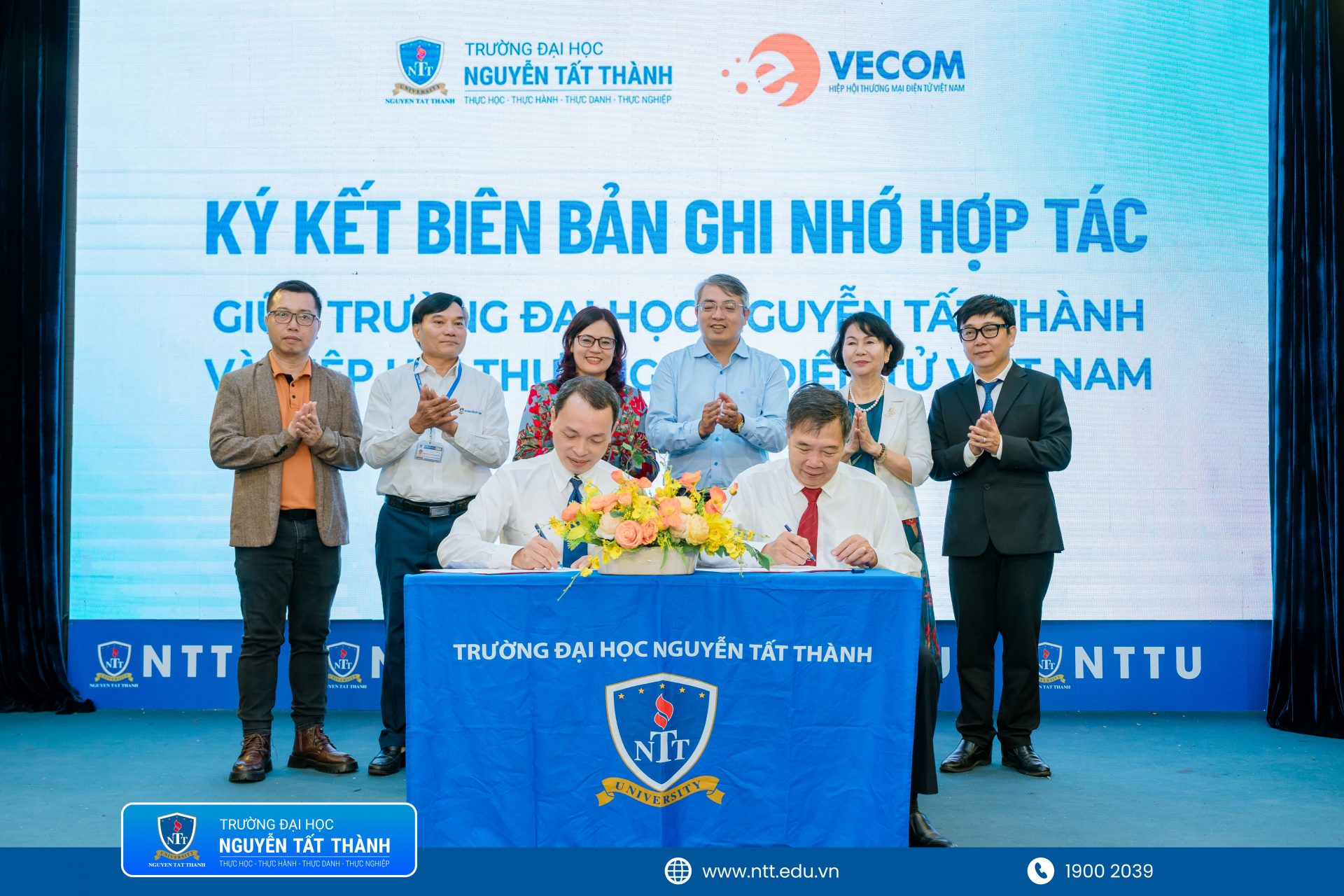 4. PGS.TS. Nguyễn Kim Hồng – Hiệu trưởng Trường Đại học Nguyễn Tất Thành và TS. Bùi Trung Kiên – Phó Chủ tịch VECOM ký kết biên bản ghi nhớ hợp tác chiến lược giai đoạn 5 năm