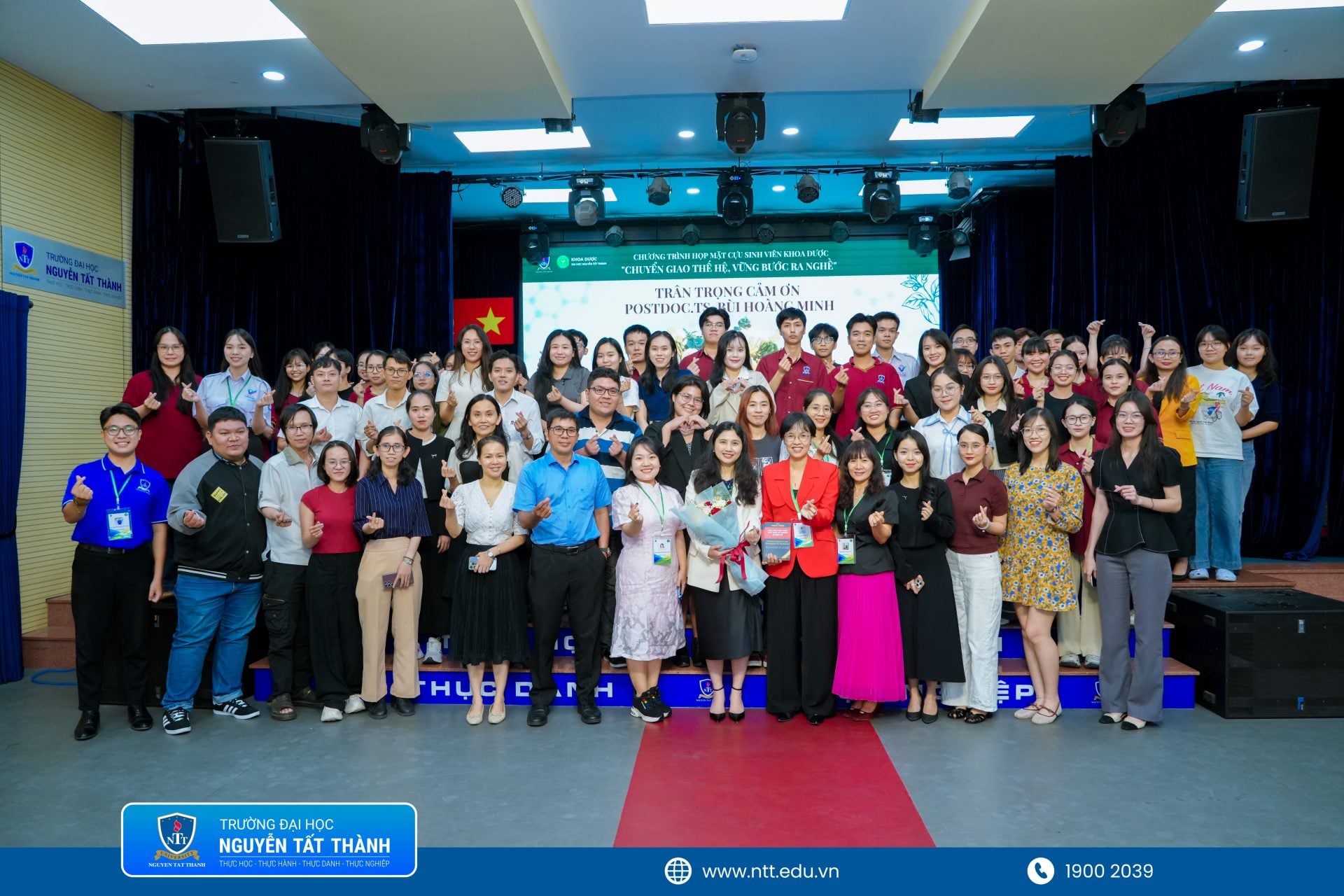 Chương trình “Chuyển giao thế hệ, vững bước ra nghề” kết nối giảng viên, chuyên gia, gần 50 cựu sinh viên và người học, qua đó thể hiện định hướng đào tạo gắn với thực tiễn, chú trọng hướng nghiệp của Khoa Dược NTTU.