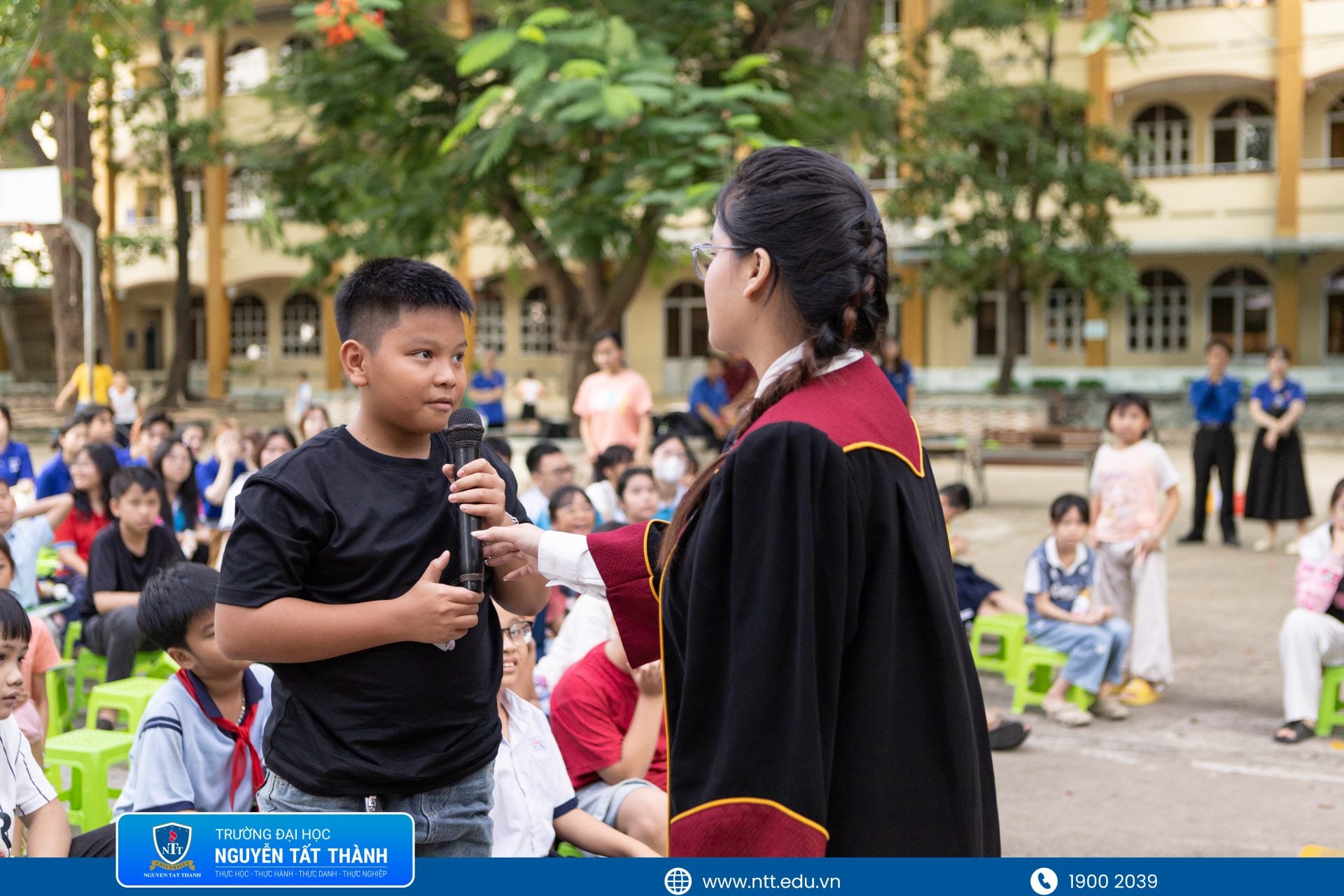 Sinh viên Khoa Luật NTTU trực tiếp giải đáp thắc mắc pháp luật cho các em thiếu nhi và người dân tham gia chương trình, qua đó thể hiện năng lực vận dụng kiến thức chuyên ngành vào thực tiễn và tinh thần trách nhiệm với cộng đồng.
