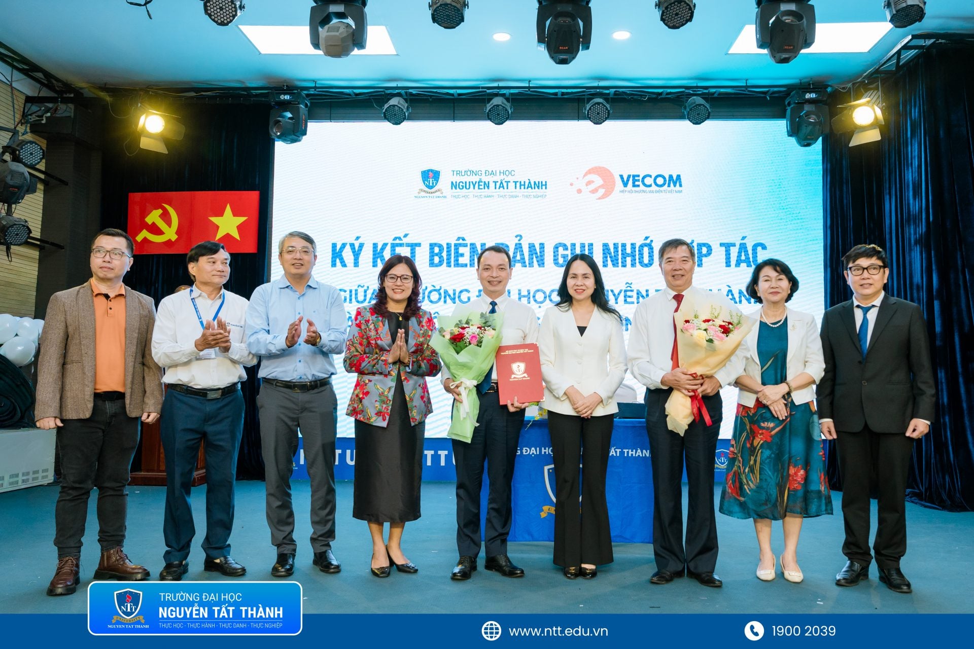 PGS.TS. Nguyễn Kim Hồng – Hiệu trưởng Trường Đại học Nguyễn Tất Thành và TS. Bùi Trung Kiên – Phó Chủ tịch VECOM ký kết biên bản ghi nhớ hợp tác chiến lược giai đoạn 5 năm