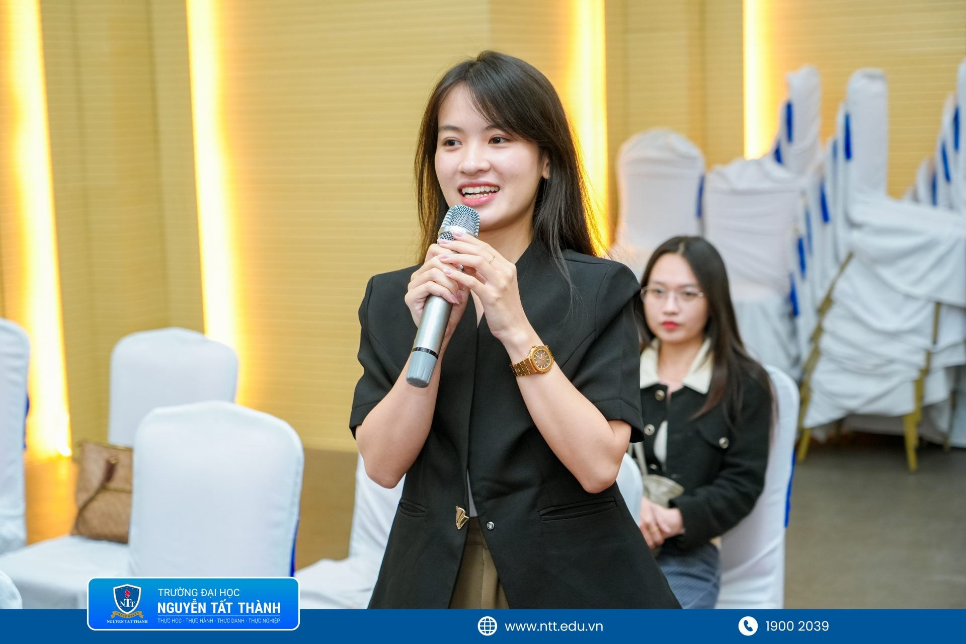 Sinh viên Khoa Dược đặt câu hỏi và trực tiếp trao đổi với các diễn giả về lựa chọn nghề nghiệp, phát triển năng lực và kế hoạch học sau đại học