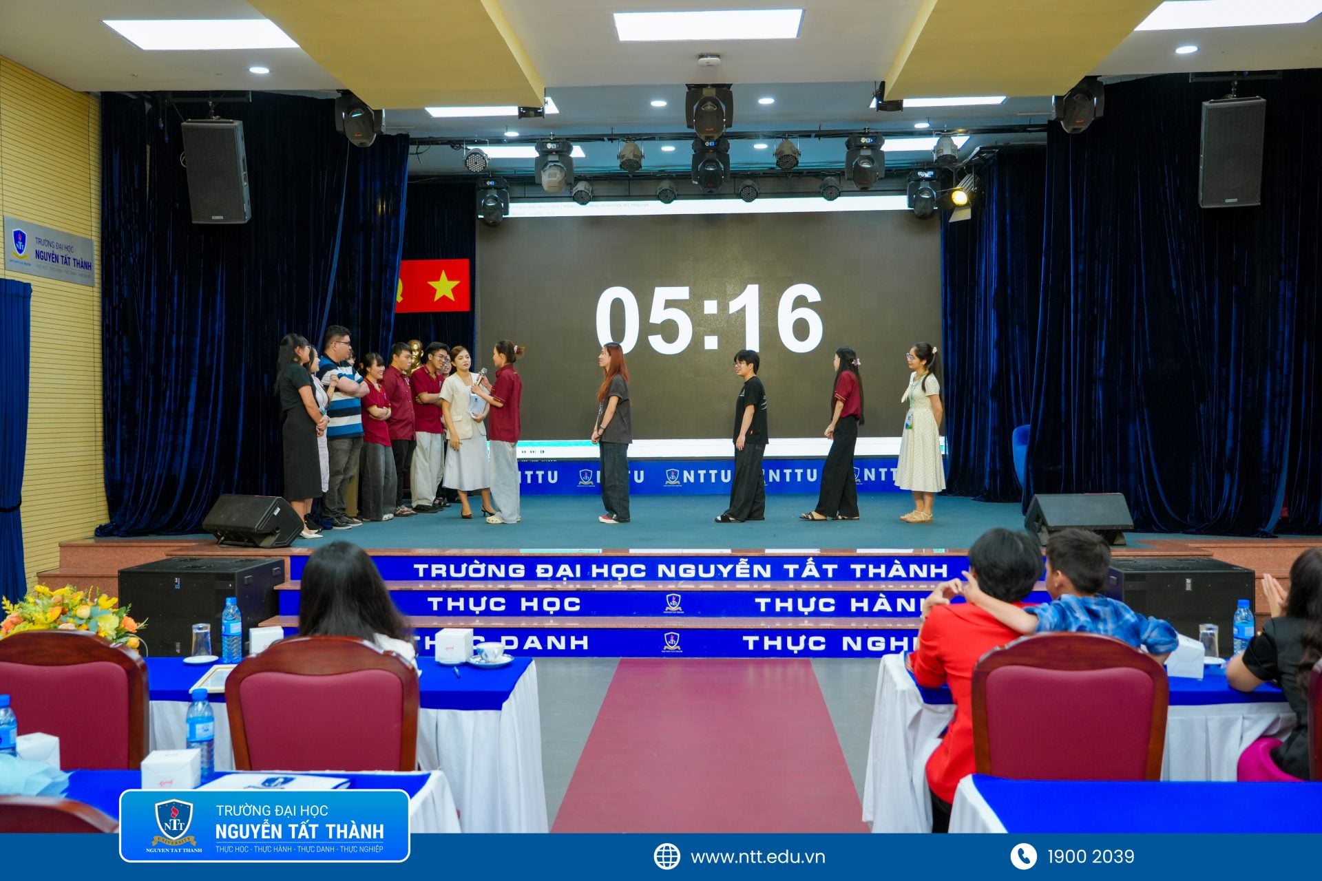 Đại diện các thế hệ cựu sinh viên Khoa Dược chia sẻ kinh nghiệm trong phần “60 giây truyền lửa”, tiếp thêm thông tin nghề nghiệp cho sinh viên khóa sau.