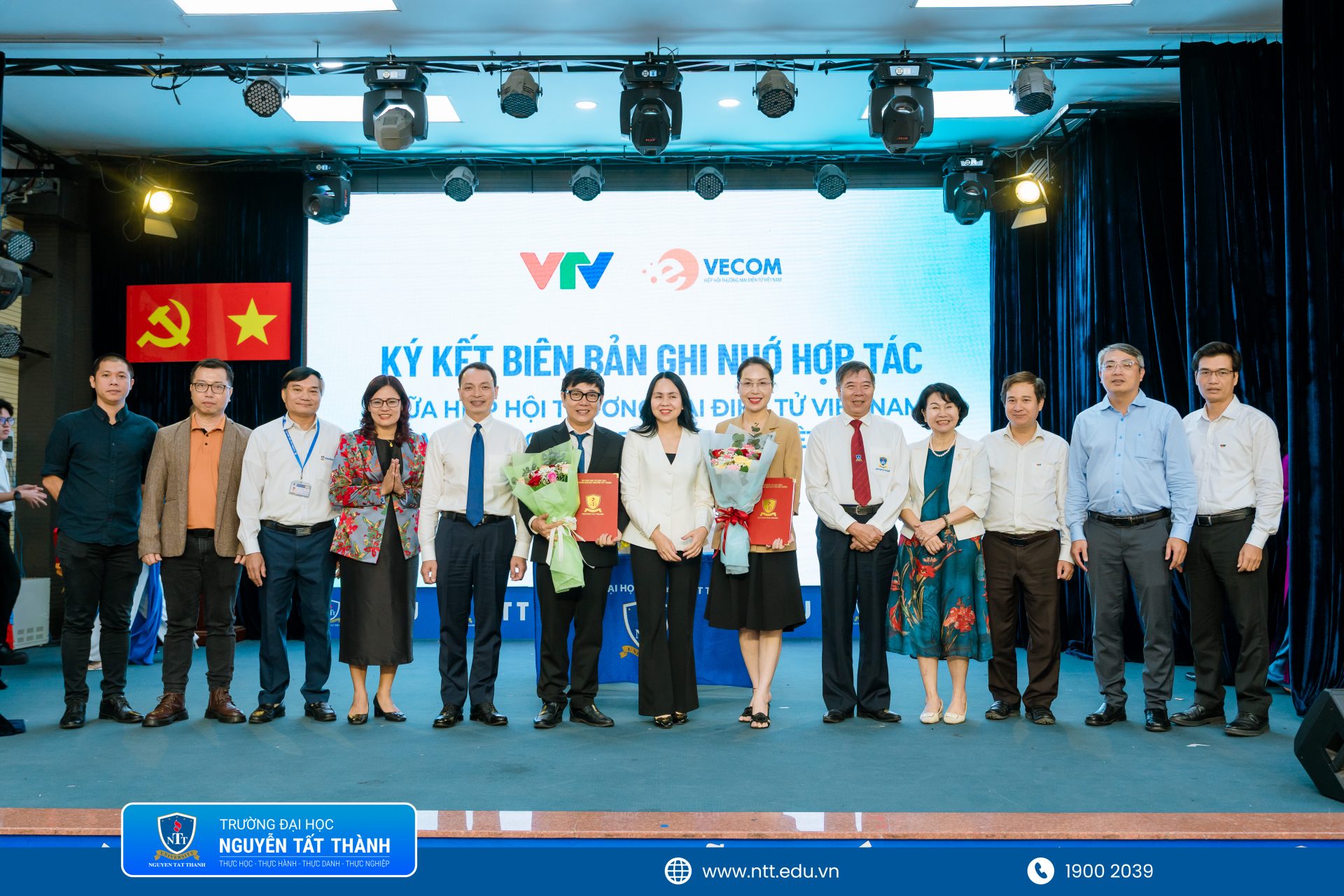 Ông Nguyễn Tấn Phong – Phó Chủ tịch VECOM và bà Trần Thanh Minh – Phó Giám đốc VTV Nam Bộ ký kết hợp tác truyền thông, phổ biến tri thức và xu hướng mới về thương mại điện tử, kinh tế số