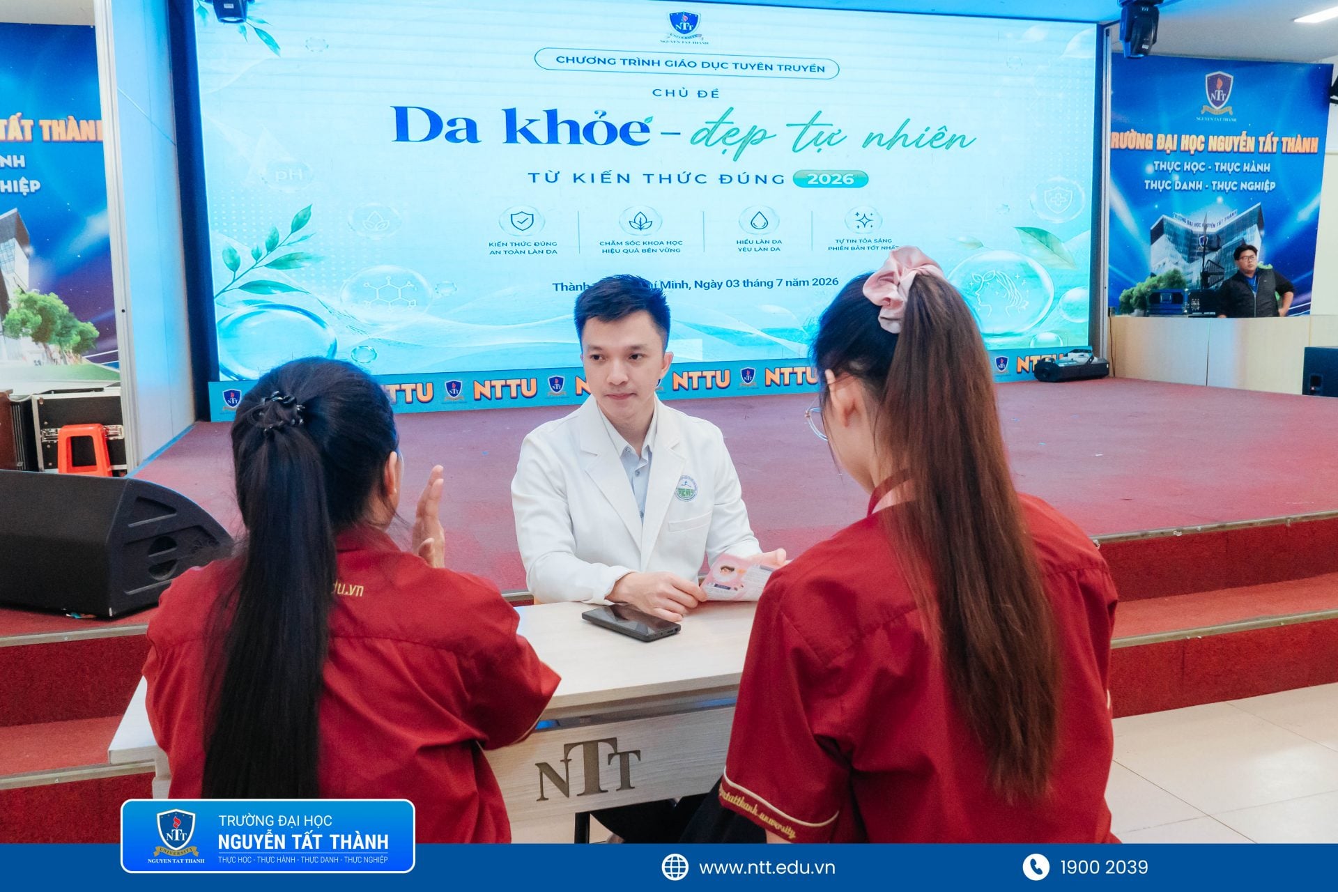 NTTU đồng hành cùng sinh viên chăm sóc da đúng cách từ kiến thức khoa học