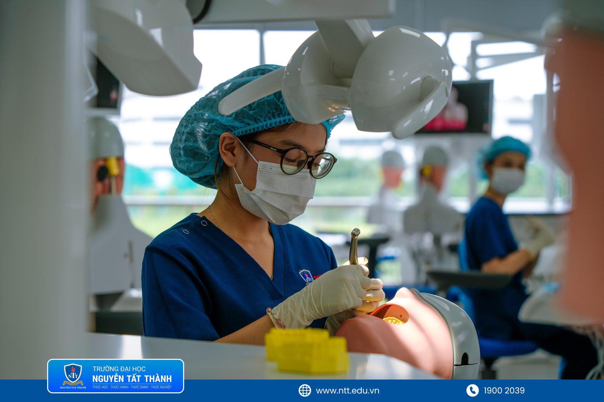 Tại Trung tâm Mô phỏng và Nghiên cứu Lâm sàng Răng – Hàm – Mặt, sinh viên NTTU rèn luyện kỹ năng trên phantom, từng bước hình thành sự tỉ mỉ, chính xác và phản xạ nghề nghiệp.