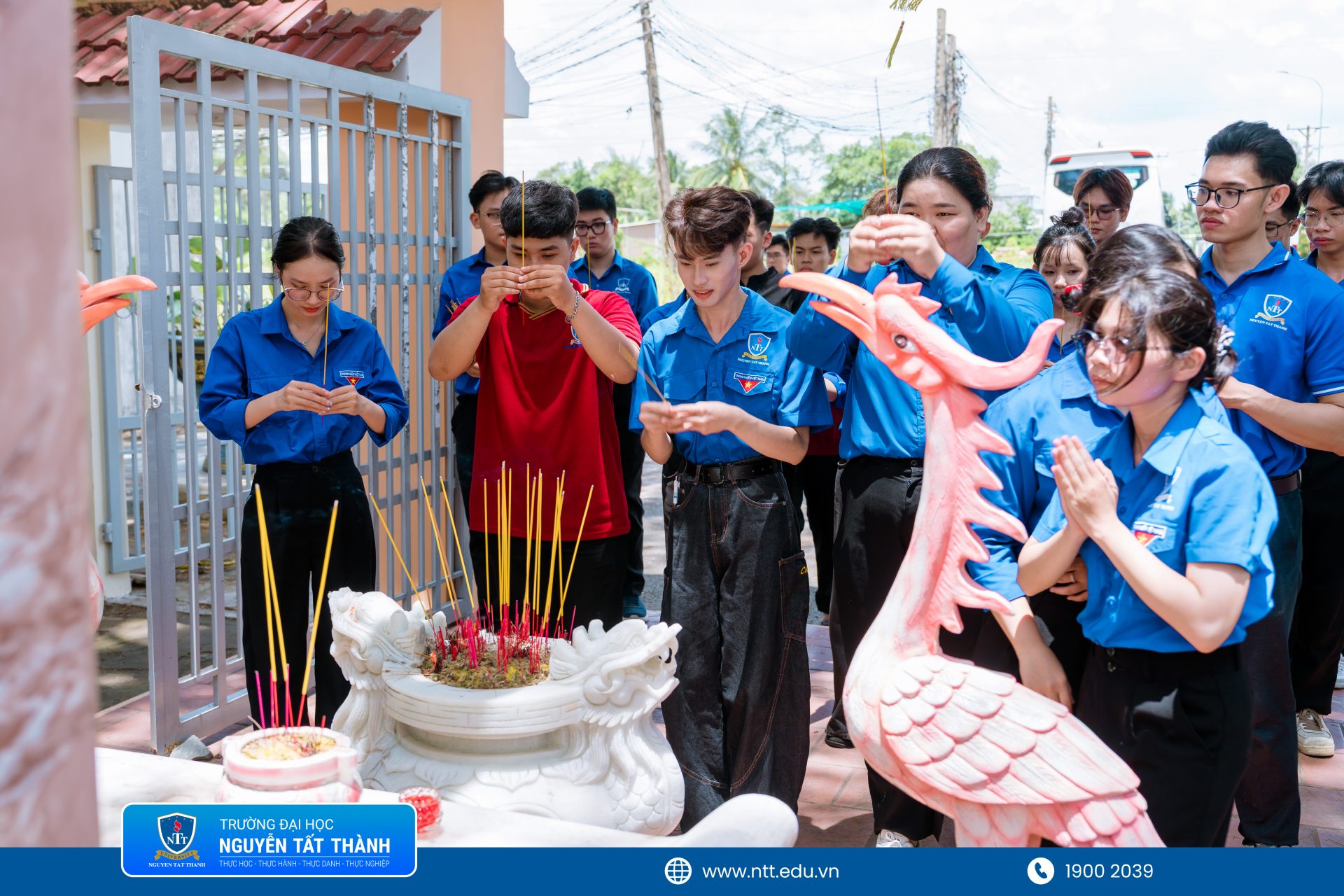 NTTU-Blouse-khoa-dieu-duong