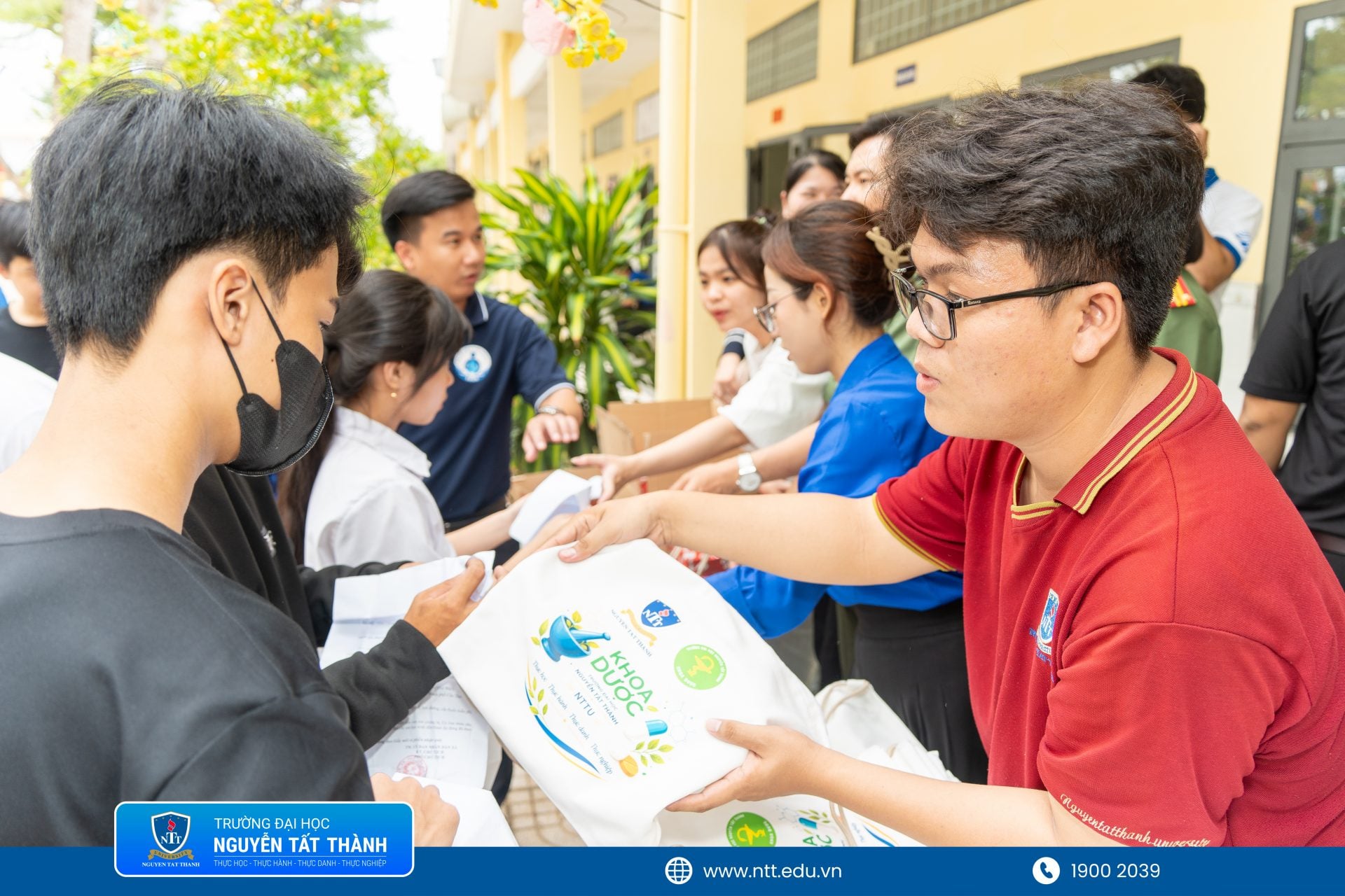 Tuổi trẻ khối ngành Sức khỏe Trường ĐH Nguyễn Tất Thành lan tỏa yêu thương đến cộng đồng