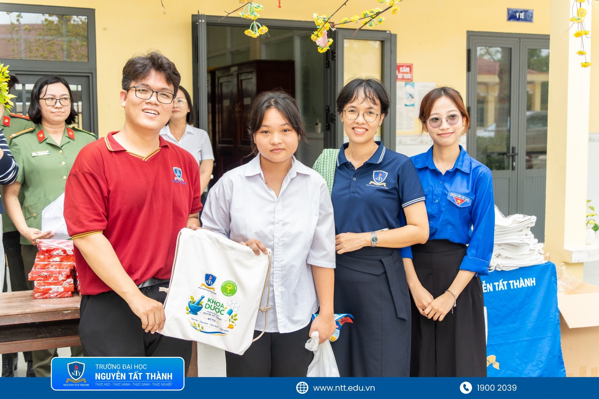 Tuổi trẻ khối ngành Sức khỏe Trường ĐH Nguyễn Tất Thành lan tỏa yêu thương đến cộng đồng
