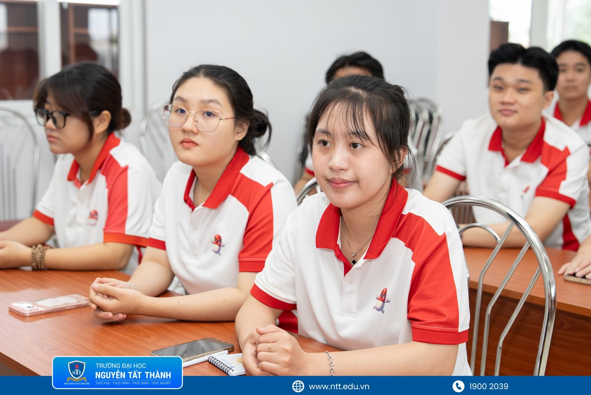 Sinh viên ngành Hóa Dược cùng TS. Nguyễn Quốc Khương Anh – Trưởng Bộ môn Hóa Dược và TS. Phạm Lê Kim Hoàng – giảng viên Khoa Khoa học Ứng dụng và Công nghệ trong chuyến trải nghiệm tại Công ty Cổ phần Dược phẩm Tipharco. Hoạt động góp phần mở rộng không gian đào tạo của NTTU từ giảng đường, phòng thí nghiệm đến môi trường sản xuất thực tế.