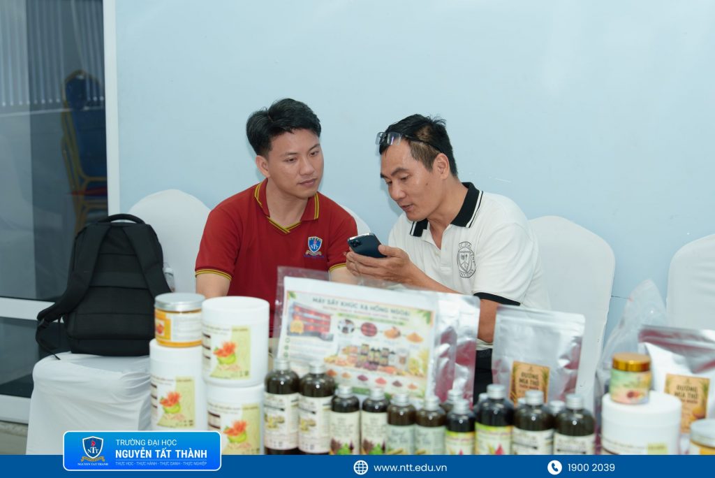 sinh viên giới thiệu sản phẩm