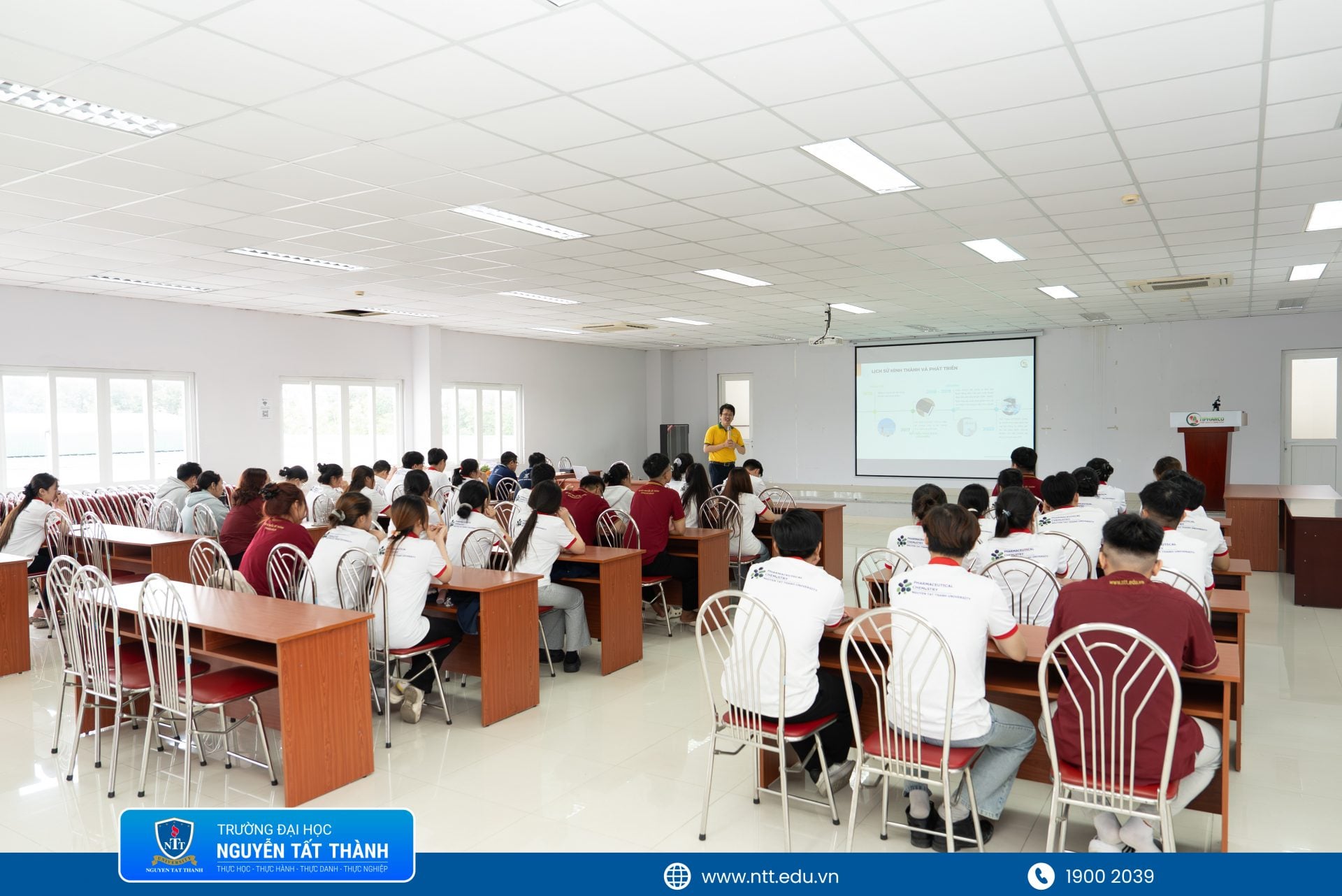 Sinh viên ngành Hóa Dược cùng TS. Nguyễn Quốc Khương Anh – Trưởng Bộ môn Hóa Dược và TS. Phạm Lê Kim Hoàng – giảng viên Khoa Khoa học Ứng dụng và Công nghệ trong chuyến trải nghiệm tại Công ty Cổ phần Dược phẩm Tipharco. Hoạt động góp phần mở rộng không gian đào tạo của NTTU từ giảng đường, phòng thí nghiệm đến môi trường sản xuất thực tế.