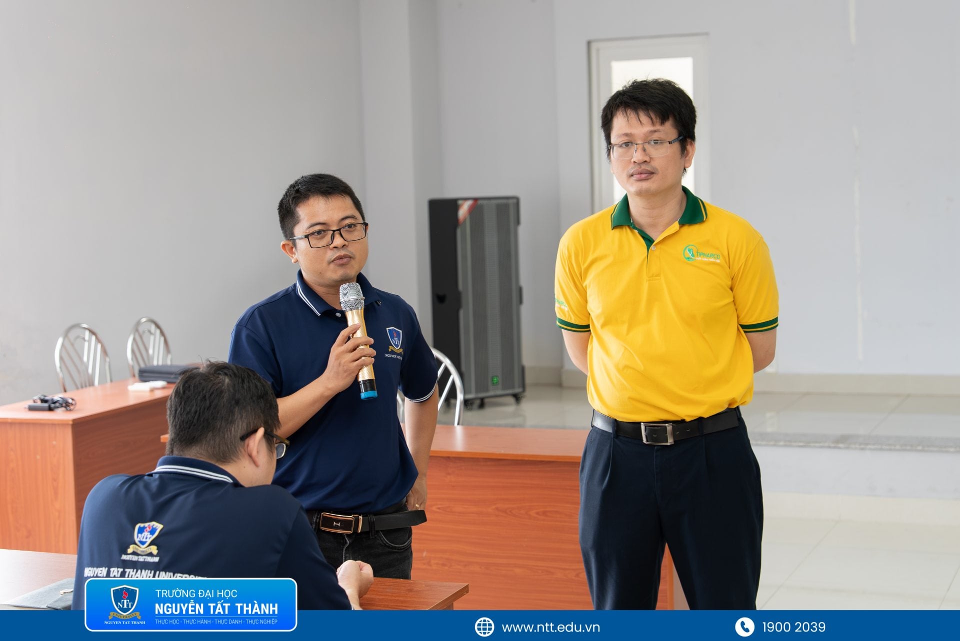 Đại diện Khoa Khoa học Ứng dụng và Công nghệ gửi lời cảm ơn đến Công ty Cổ phần Dược phẩm Tipharco đã tạo điều kiện để sinh viên Hóa Dược NTTU tiếp cận môi trường sản xuất thực tế; đồng thời nhấn mạnh vai trò của kết nối doanh nghiệp trong việc giúp người học củng cố kiến thức, nâng cao năng lực chuyên môn và chủ động chuẩn bị cho hành trình nghề nghiệp.