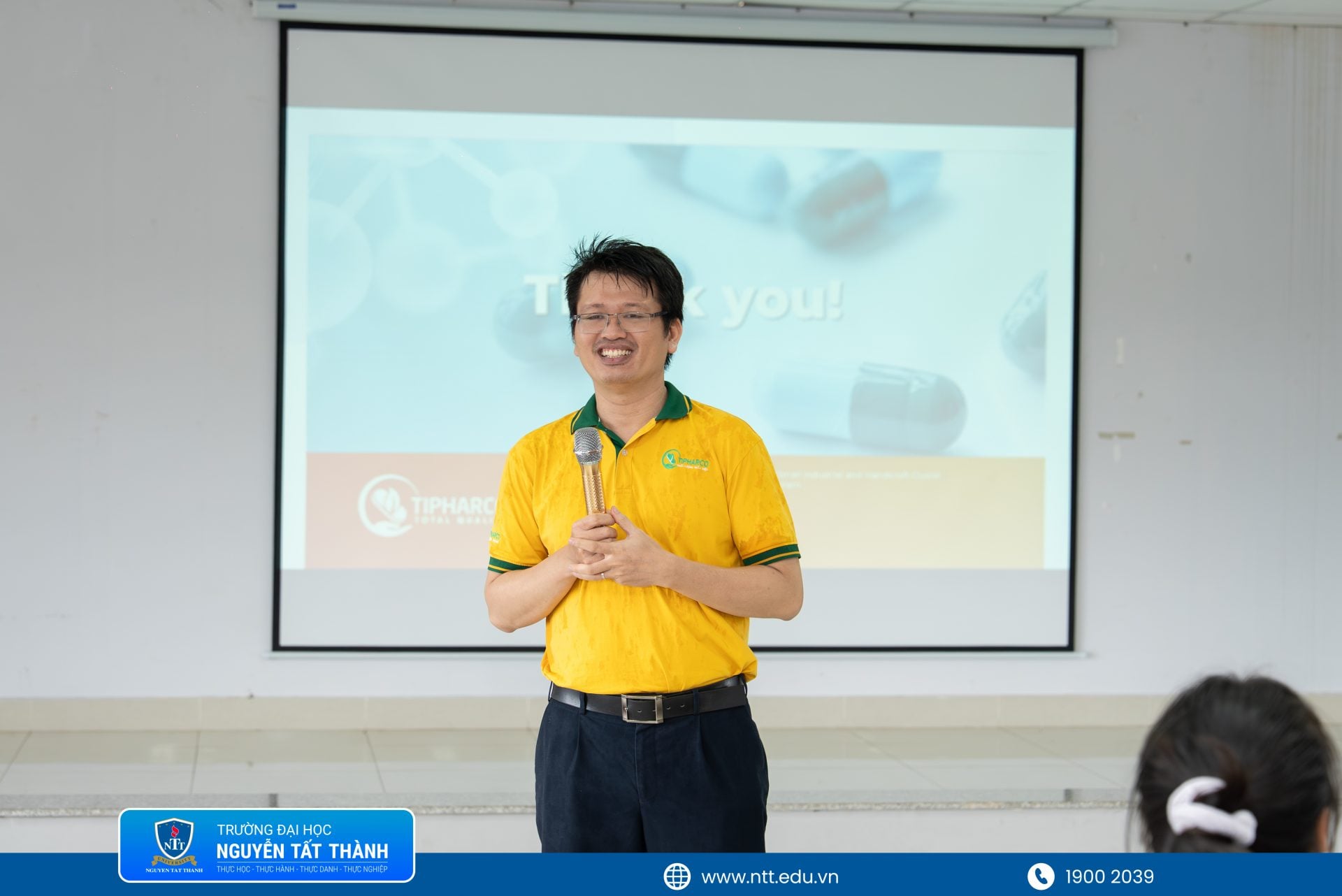 Đại diện Tipharco giới thiệu với sinh viên Hóa Dược NTTU về mô hình tổ chức nhà máy, các nhóm sản phẩm và những yêu cầu cần tuân thủ trong môi trường sản xuất dược phẩm