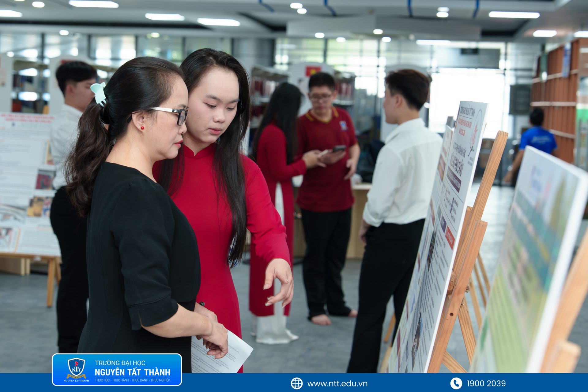 Ban giám khảo góp ý, trao đổi chuyên môn và định hướng hoàn thiện đề tài, giúp sinh viên Khoa Du lịch nâng cao chất lượng nghiên cứu sau phần trình bày.
