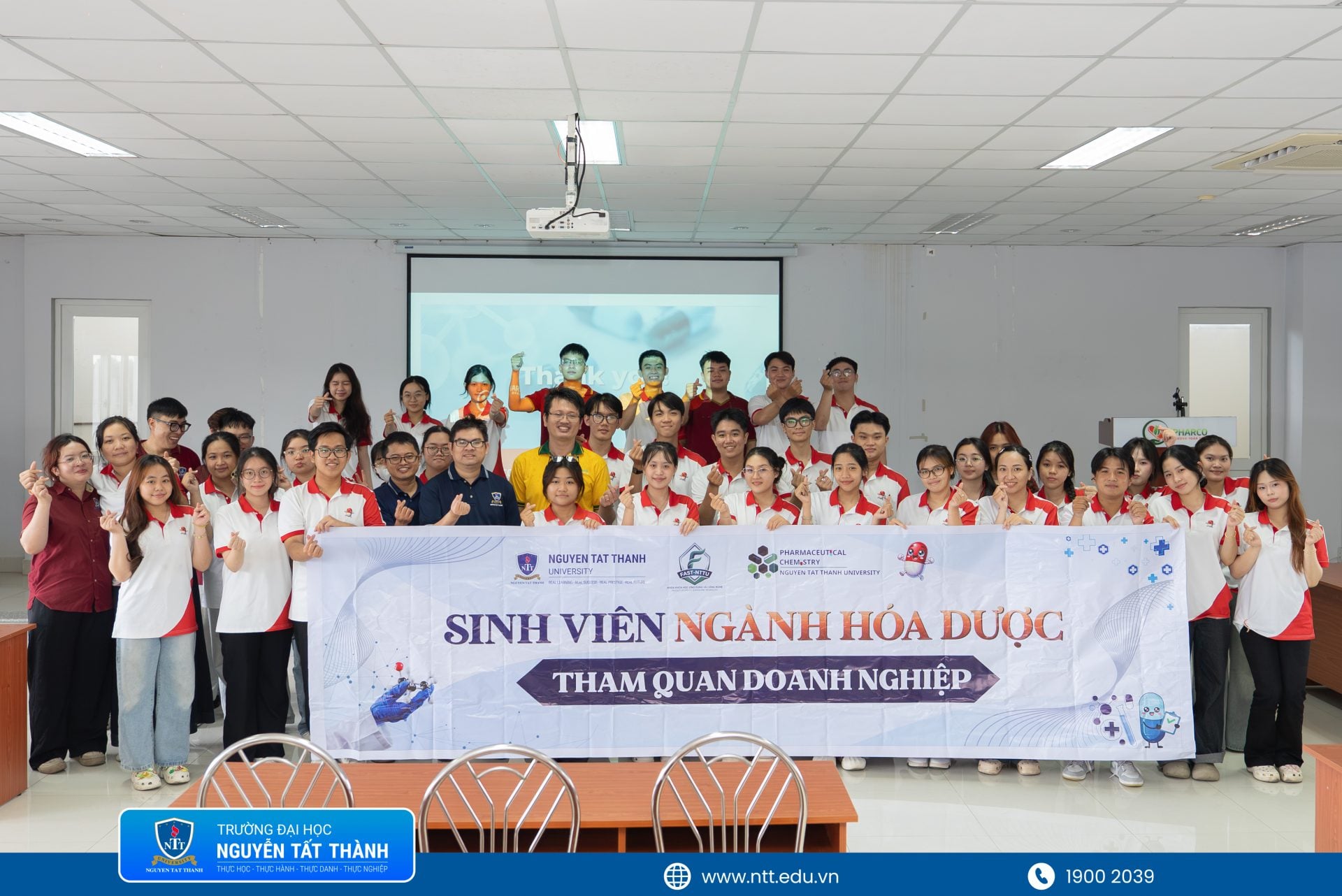 Chuyến trải nghiệm tại Công ty Cổ phần Dược phẩm Tipharco giúp sinh viên ngành Hóa Dược, Khoa Khoa học Ứng dụng và Công nghệ, Trường Đại học Nguyễn Tất Thành trực tiếp tìm hiểu quy trình sản xuất, kiểm nghiệm và bảo đảm chất lượng dược phẩm; qua đó kết nối kiến thức chuyên ngành với môi trường doanh nghiệp, mở rộng góc nhìn nghề nghiệp và từng bước củng cố năng lực theo định hướng đào tạo gắn với thực tiễn của NTTU.