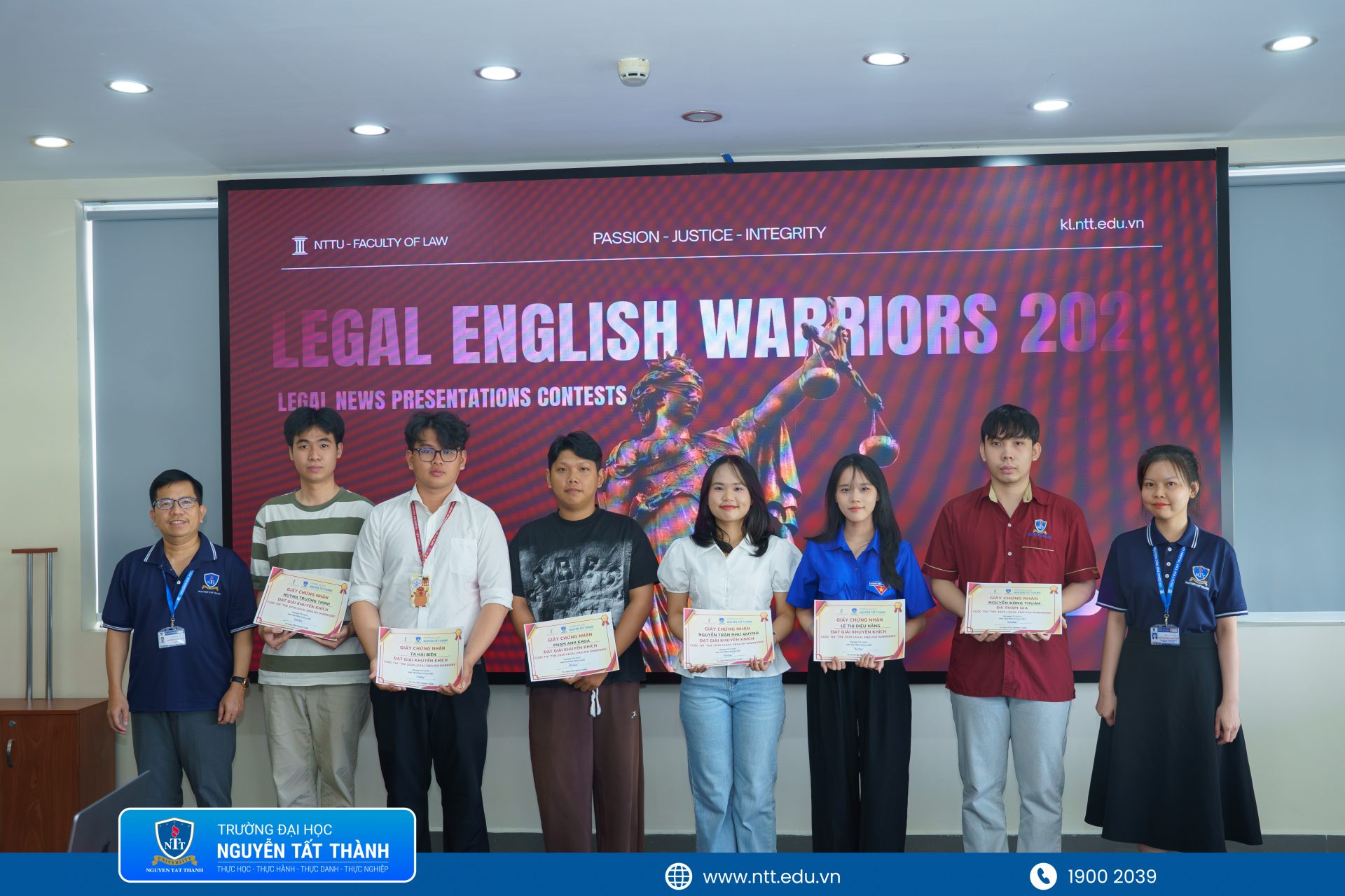Ban tổ chức công bố kết quả và vinh danh những cá nhân, đội thi nổi bật tại LEGAL ENGLISH WARRIORS 2026
