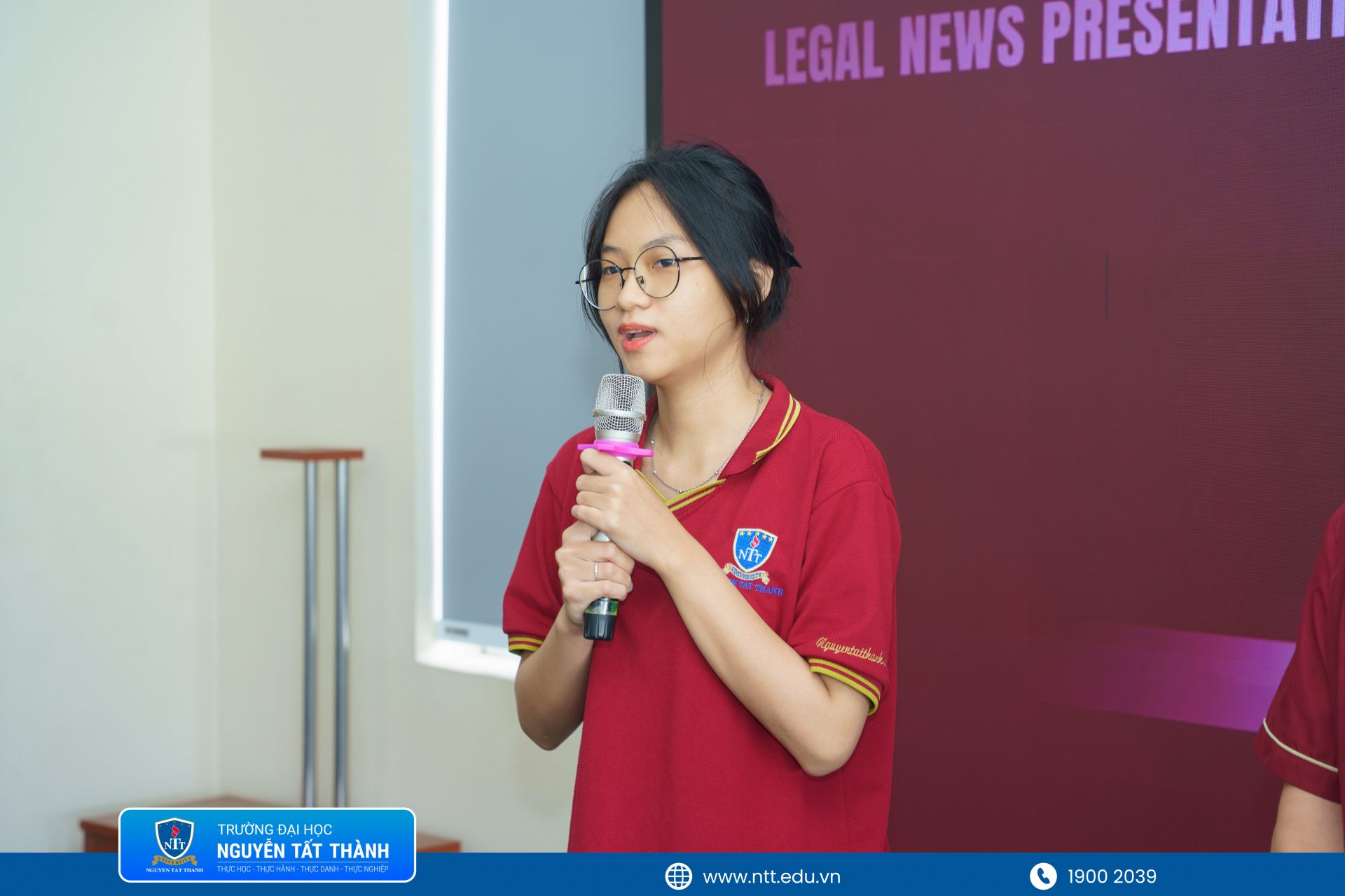 Sinh viên Nguyễn Ngọc Thanh Thương – chủ nhân giải Nhất LEGAL ENGLISH WARRIORS 2026 chia sẻ về những kỹ năng học được qua quá trình phân tích, lập luận và trình bày vấn đề pháp lý bằng tiếng Anh.