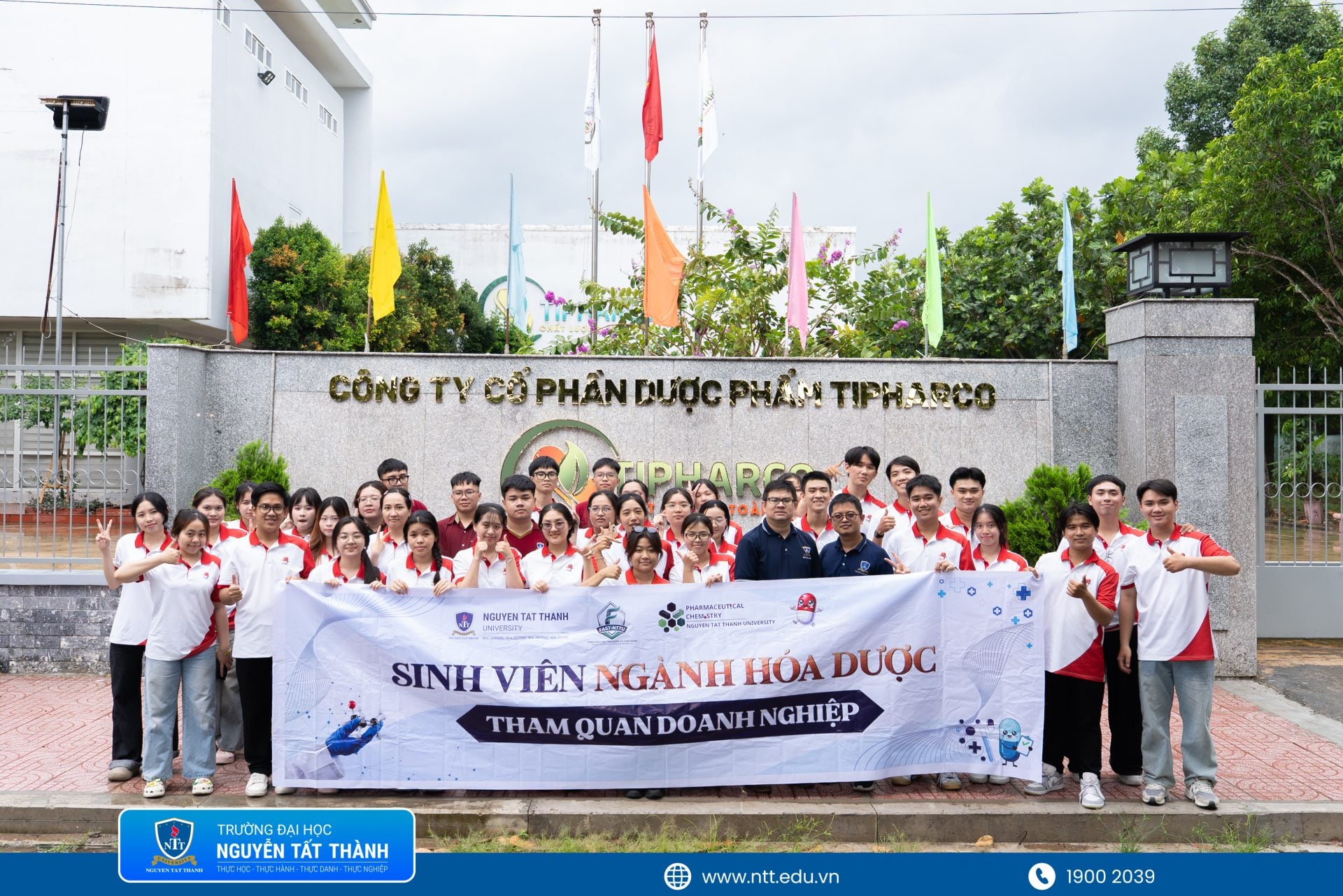 Sinh viên ngành Hóa Dược, Khoa Khoa học Ứng dụng và Công nghệ, Trường Đại học Nguyễn Tất Thành tham gia chuyến trải nghiệm thực tế tại Công ty Cổ phần Dược phẩm Tipharco