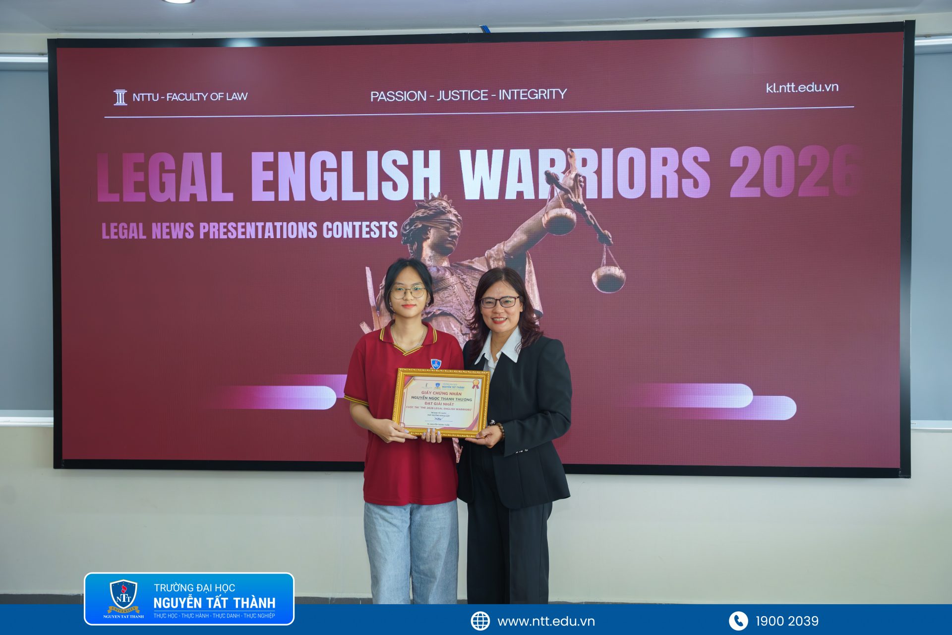 Sinh viên Nguyễn Ngọc Thanh Thương được vinh danh với giải Nhất sau hành trình phân tích, lập luận và trình bày vấn đề pháp lý bằng tiếng Anh