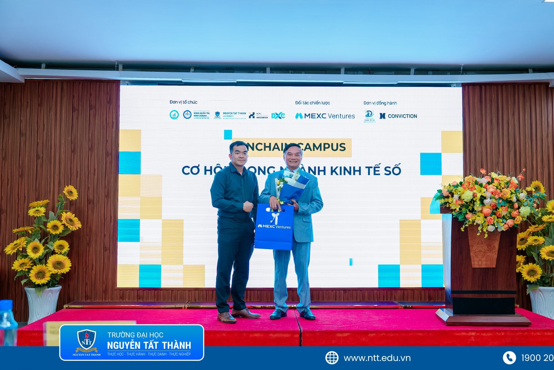 Luật sư Võ Trung Tín – Phó Chủ tịch Chi hội Blockchain TP.HCM trao hoa và quà lưu niệm đến PGS.TS. Nguyễn Xuân Nhĩ