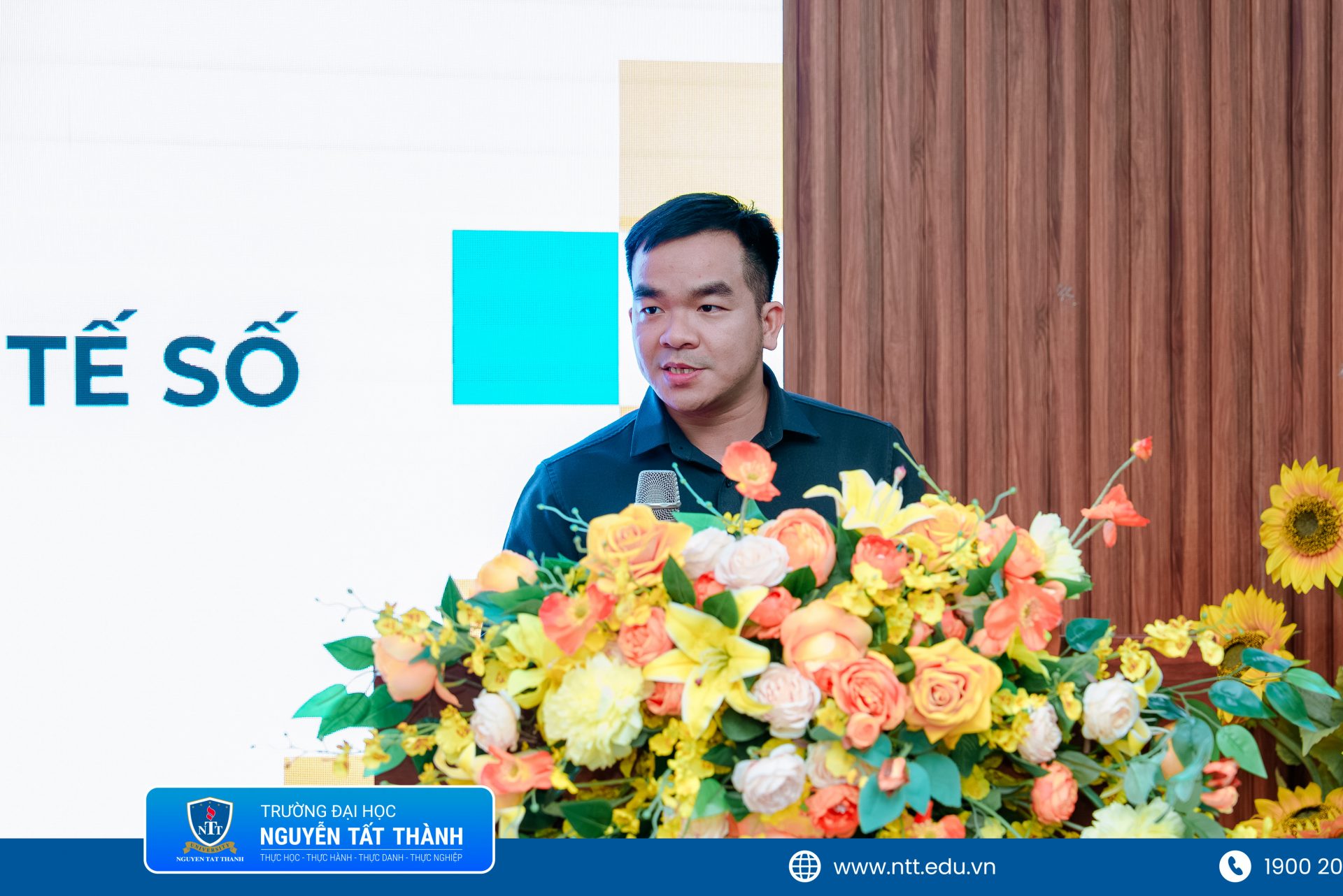 Luật sư Võ Trung Tín – Phó Chủ tịch Chi hội Blockchain TP.HCM chia sẻ định hướng triển khai chương trình Onchain Campus và ý nghĩa của hoạt động Unitour tại NTTU