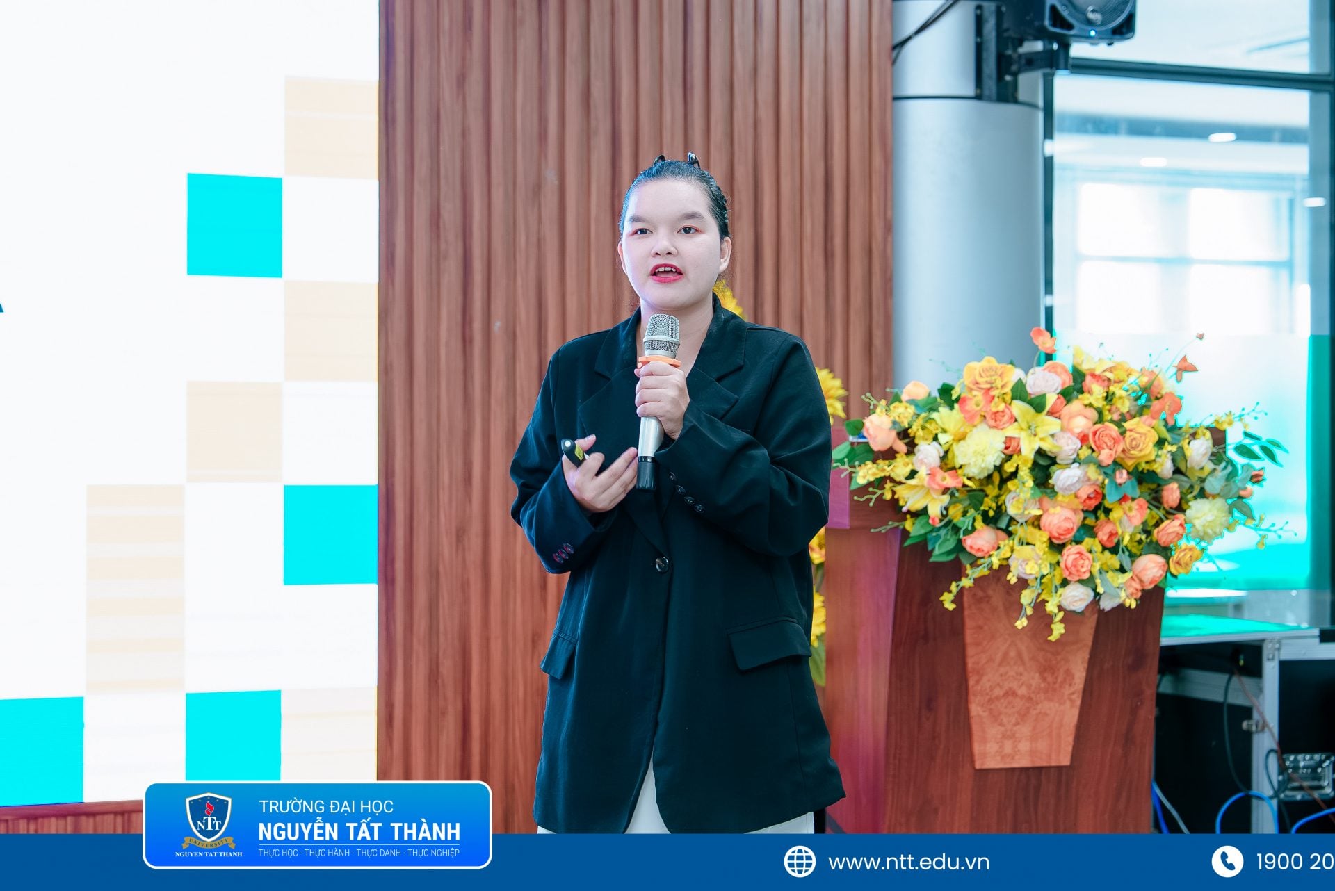 Bà Ngân Phạm – Social Marketing Manager, Công ty Cổ phần Công nghệ Haravan chia sẻ chuyên đề “Thương mại điện tử đã thay đổi như thế nào trong 12 năm qua”