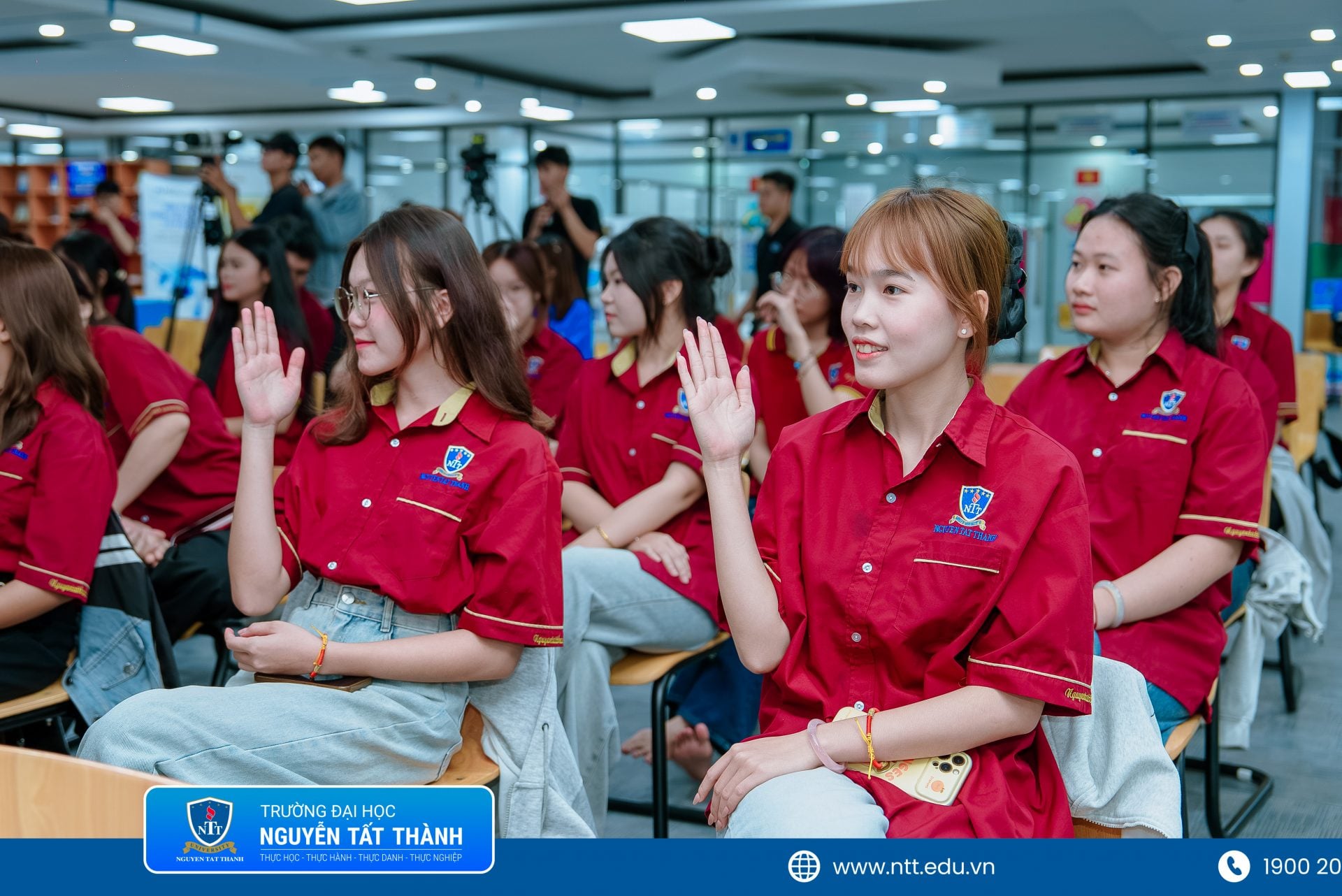 Sinh viên NTTU tích cực đặt câu hỏi, trao đổi cùng các diễn giả và khách mời về blockchain, tài sản số, tài chính số cũng như định hướng nghề nghiệp trong tương lai.