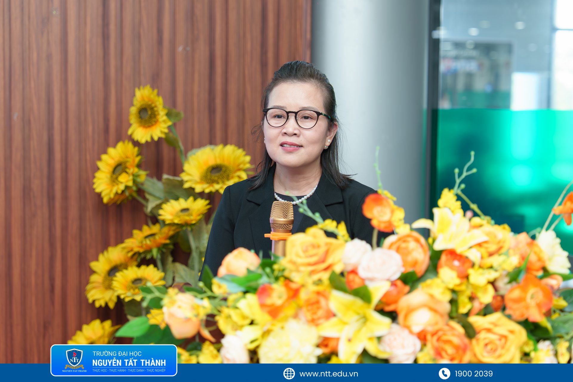 TS. Phan Thị Ngàn – Trưởng Khoa Du lịch phát biểu khai mạc, khuyến khích sinh viên phát triển tư duy nghiên cứu và gắn kiến thức chuyên ngành với thực tiễn nghề nghiệp.