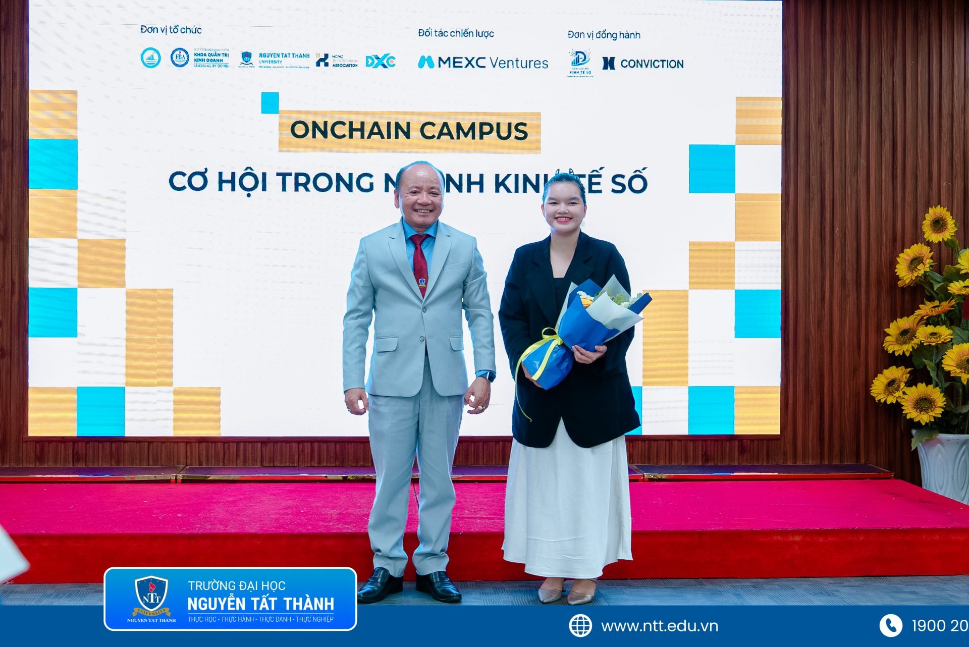 TS. Bùi Văn Thời – Phó Trưởng Khoa Quản trị Kinh doanh trao hoa và quà lưu niệm đến bà Ngân Phạm sau phần chia sẻ.