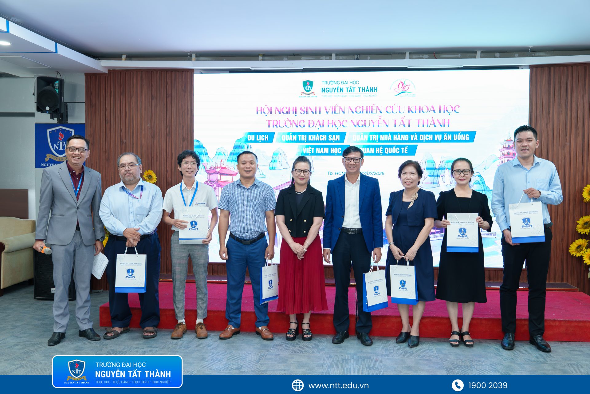 Ban tổ chức gửi lời tri ân đến ban giám khảo đã đồng hành, chia sẻ chuyên môn và định hướng cho sinh viên trong quá trình hoàn thiện đề tài nghiên cứu 