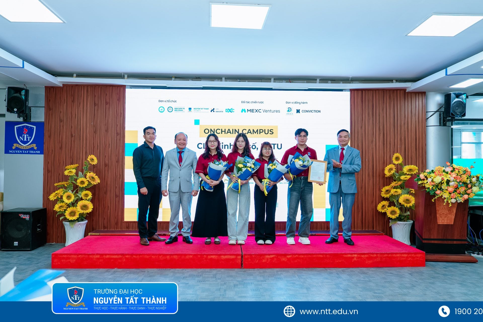 PGS.TS. Nguyễn Xuân Nhĩ, TS. Bùi Văn Thời và Luật sư Võ Trung Tín trao Quyết định thành lập Câu lạc bộ Kinh tế số NTTU cho Ban Chủ nhiệm lâm thời.