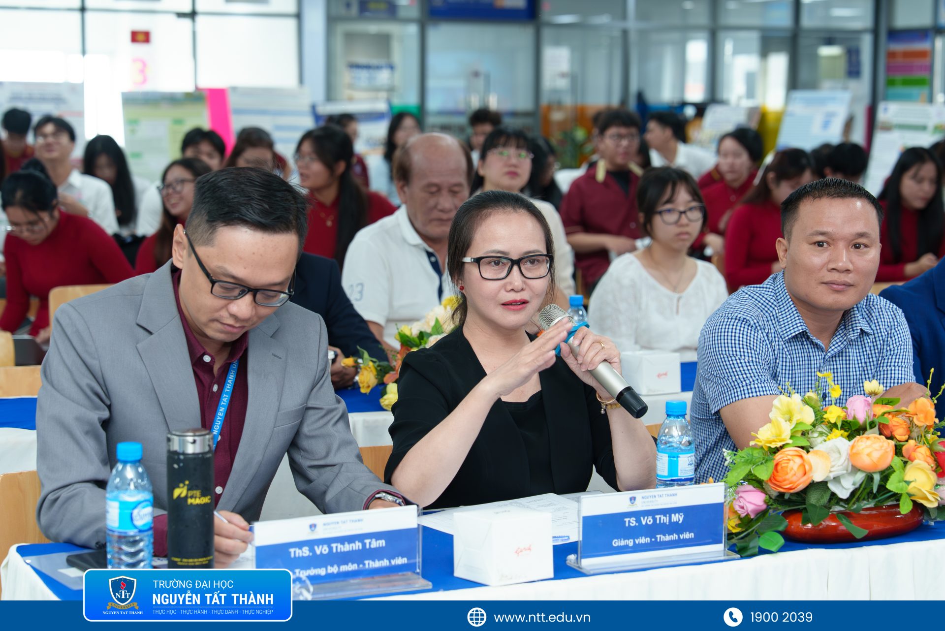 Ban giám khảo góp ý, trao đổi chuyên môn và định hướng hoàn thiện đề tài, giúp sinh viên Khoa Du lịch nâng cao chất lượng nghiên cứu sau phần trình bày.