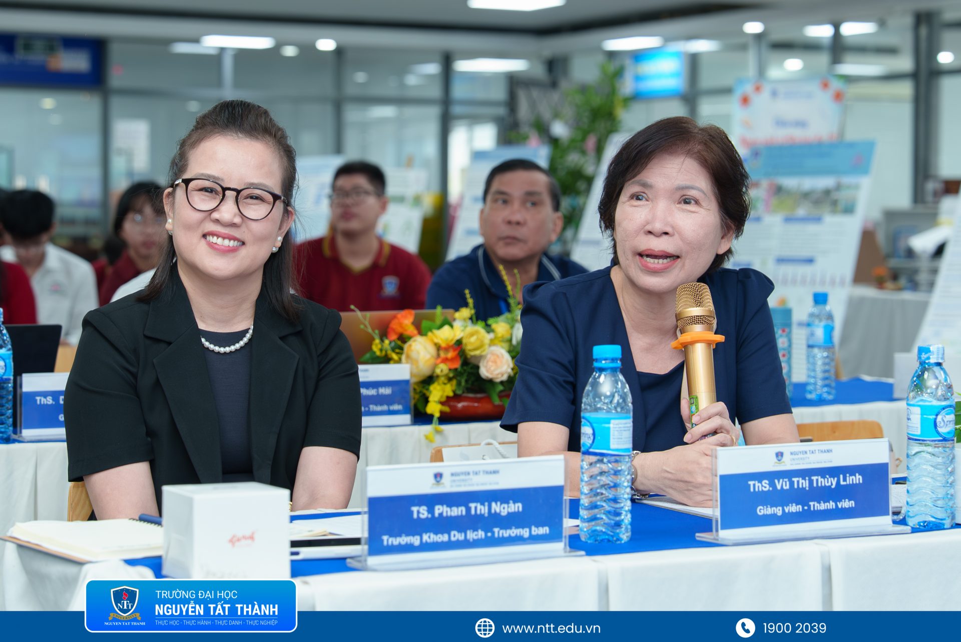 Ban giám khảo góp ý, trao đổi chuyên môn và định hướng hoàn thiện đề tài, giúp sinh viên Khoa Du lịch nâng cao chất lượng nghiên cứu sau phần trình bày.