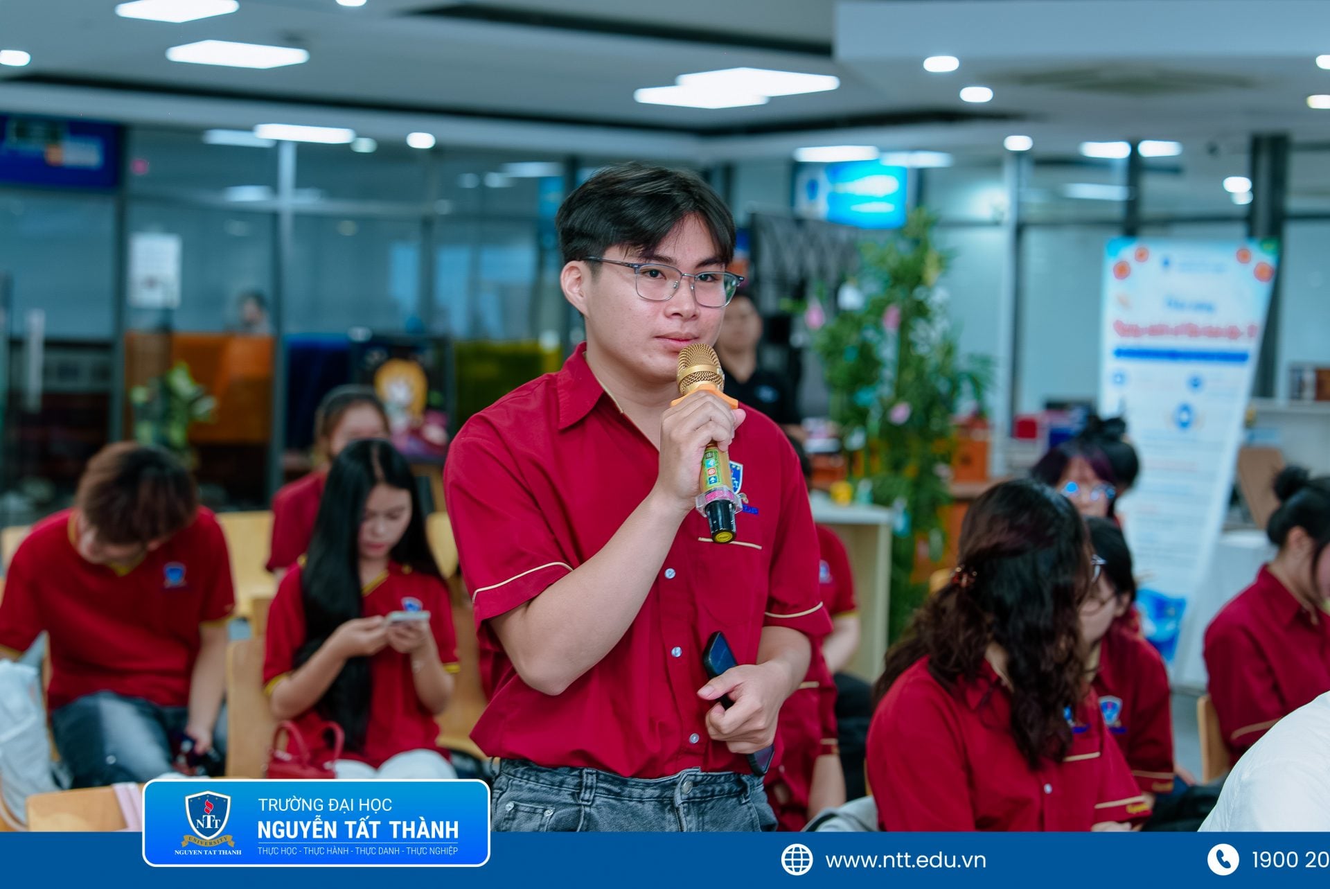 Sinh viên NTTU tích cực đặt câu hỏi, trao đổi cùng các diễn giả và khách mời về blockchain, tài sản số, tài chính số cũng như định hướng nghề nghiệp trong tương lai.