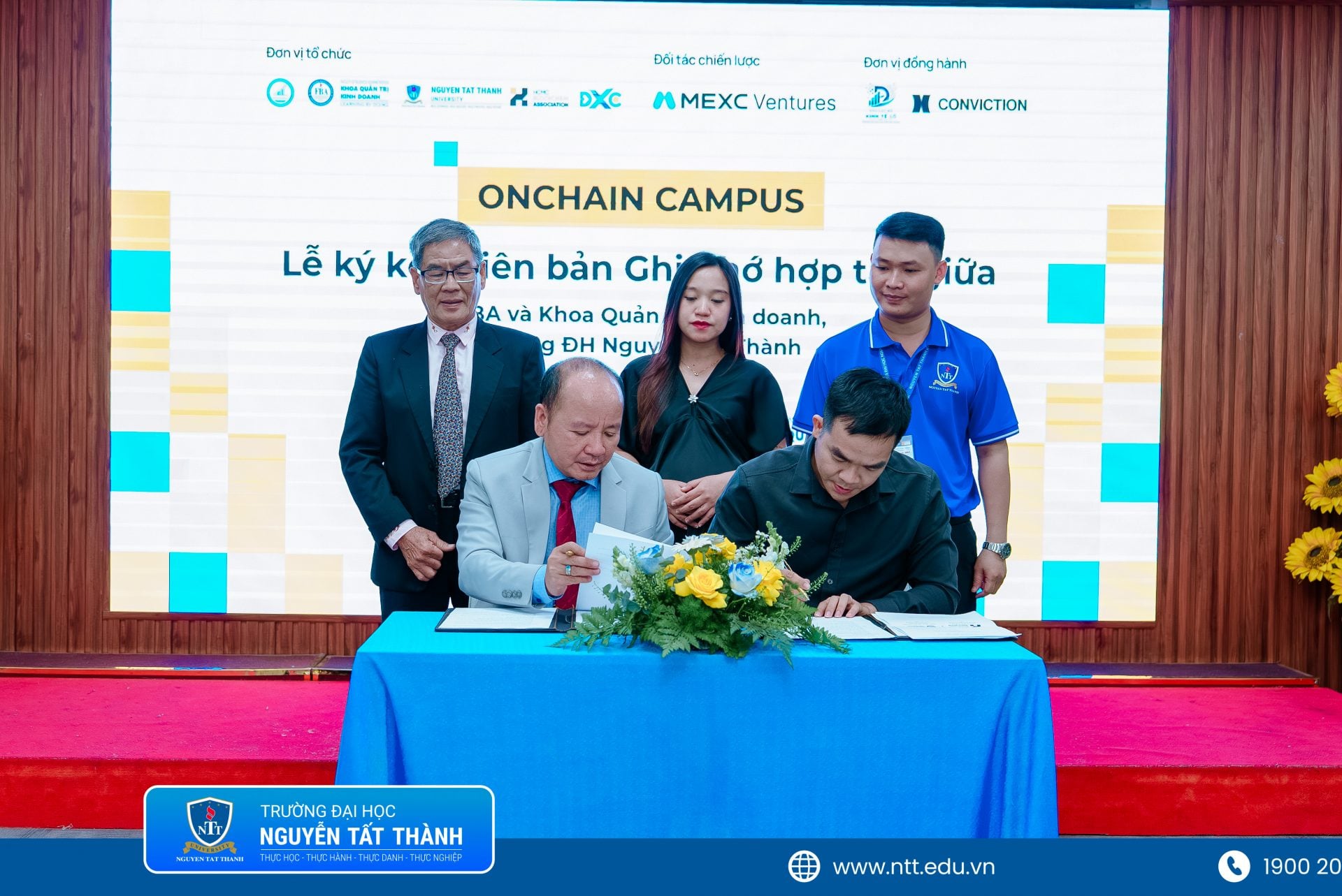 TS. Bùi Văn Thời – đại diện Khoa Quản trị Kinh doanh, Trường Đại học Nguyễn Tất Thành và Luật sư Võ Trung Tín – đại diện Chi hội Blockchain TP.HCM thực hiện nghi thức ký kết Biên bản ghi nhớ hợp tác