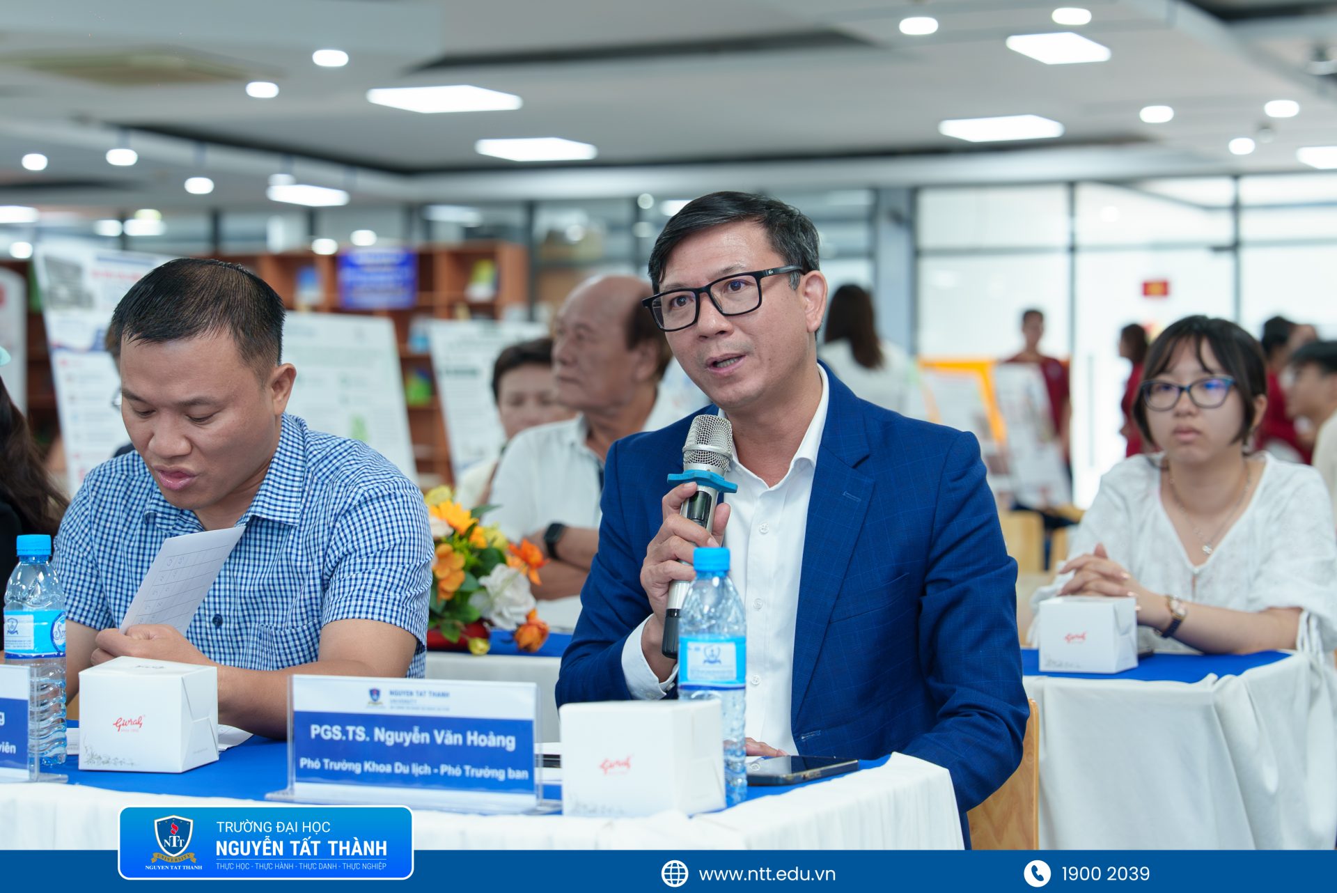 Ban giám khảo góp ý, trao đổi chuyên môn và định hướng hoàn thiện đề tài, giúp sinh viên Khoa Du lịch nâng cao chất lượng nghiên cứu sau phần trình bày.