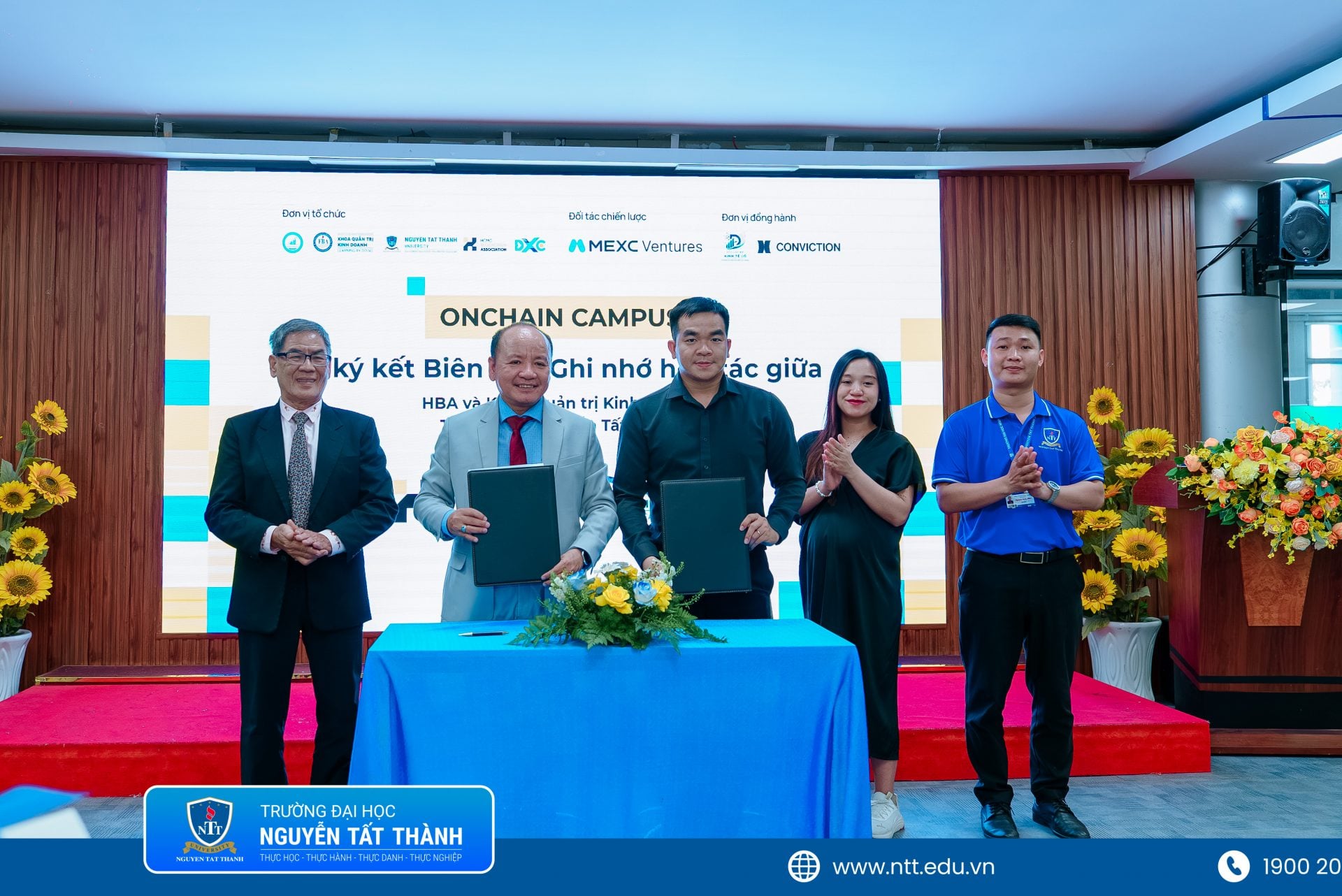 TS. Bùi Văn Thời – đại diện Khoa Quản trị Kinh doanh, Trường Đại học Nguyễn Tất Thành và Luật sư Võ Trung Tín – đại diện Chi hội Blockchain TP.HCM thực hiện nghi thức ký kết Biên bản ghi nhớ hợp tác