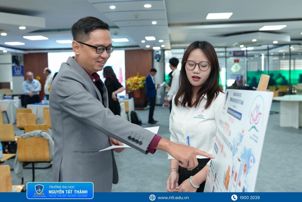 Sinh viên Khoa Du lịch NTTU trình bày 30 đề tài nghiên cứu về AI, truyền thông số, du lịch bền vững, văn hóa bản địa và phát triển điểm đến.