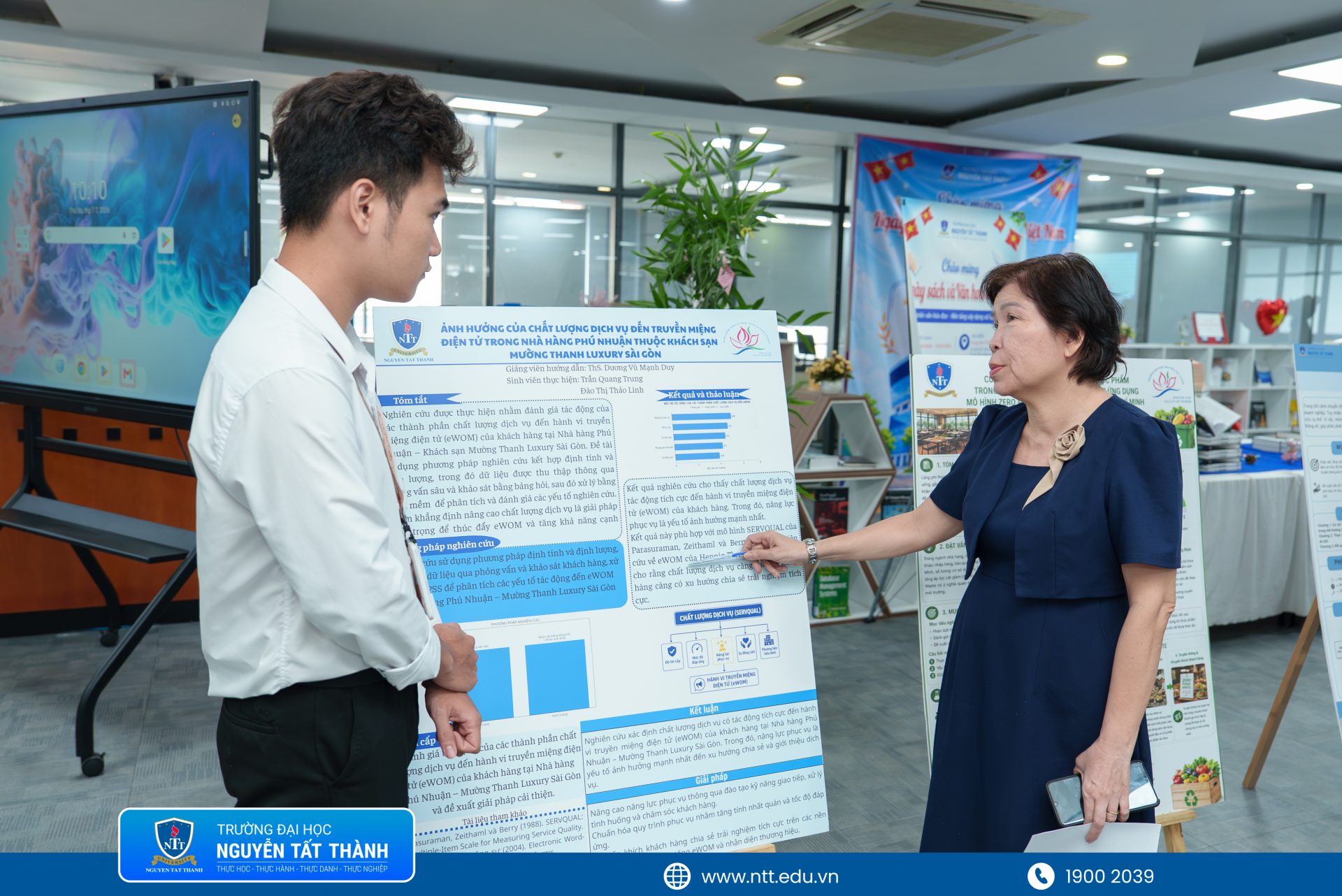 Ban giám khảo góp ý, trao đổi chuyên môn và định hướng hoàn thiện đề tài, giúp sinh viên Khoa Du lịch nâng cao chất lượng nghiên cứu sau phần trình bày.