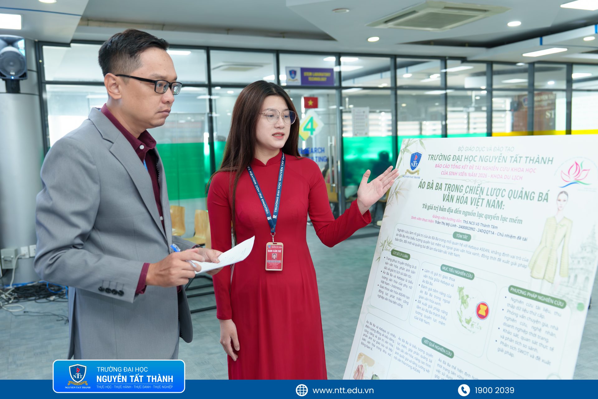 Ban giám khảo góp ý, trao đổi chuyên môn và định hướng hoàn thiện đề tài, giúp sinh viên Khoa Du lịch nâng cao chất lượng nghiên cứu sau phần trình bày.