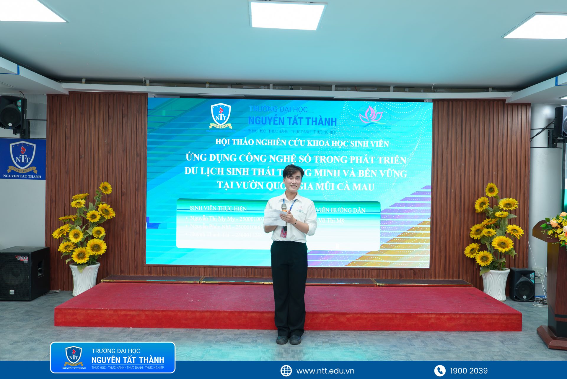 Sinh viên Khoa Du lịch tự tin trình bày đề tài nghiên cứu ở cả hai hình thức báo cáo oral và poster, trực tiếp bảo vệ quan điểm, thuyết minh ý tưởng và tiếp nhận góp ý từ hội đồng chuyên môn.