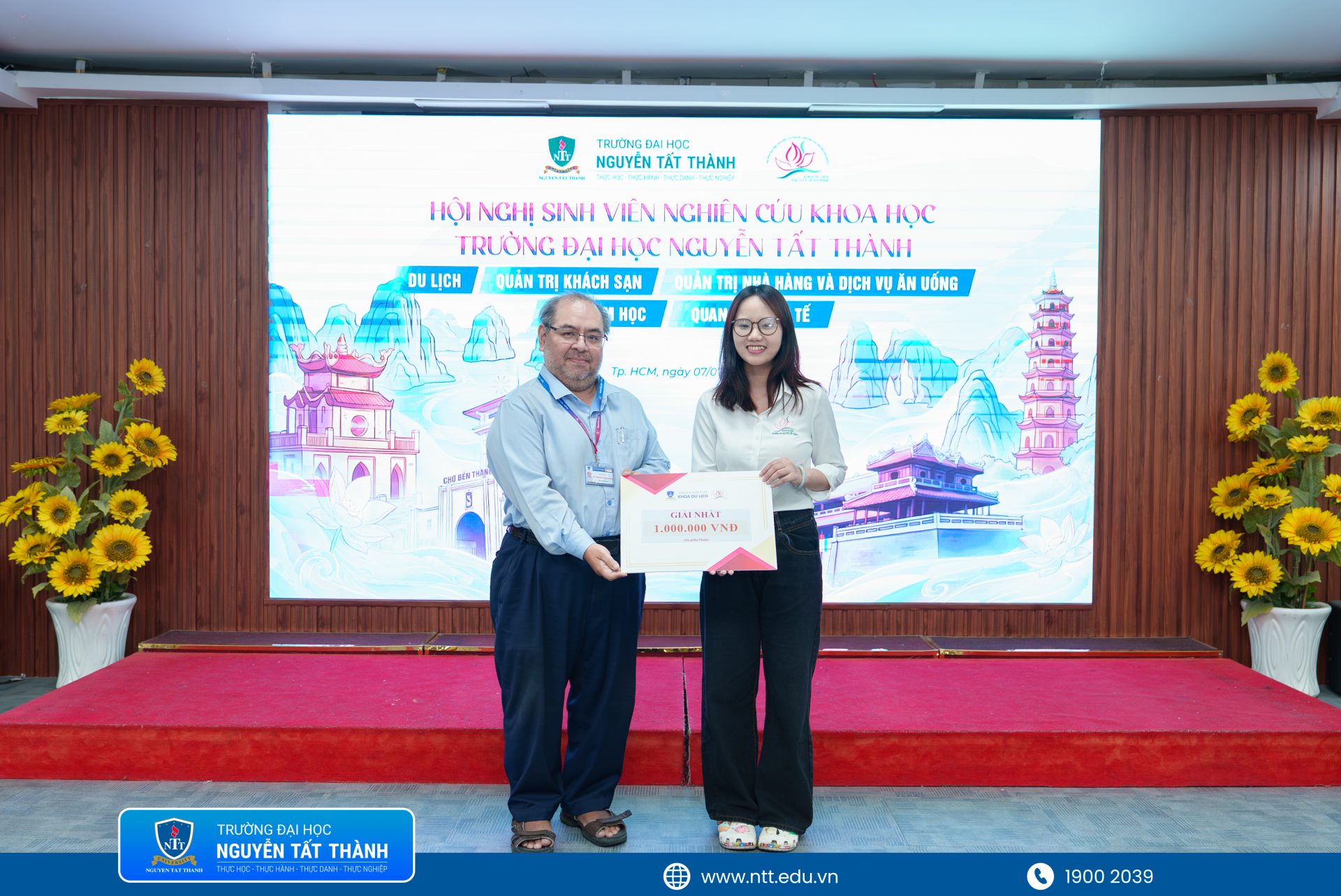 Ban tổ chức trao giải cho các nhóm sinh viên có đề tài nghiên cứu và poster xuất sắc, ghi nhận những ý tưởng sáng tạo, giàu giá trị ứng dụng đối với lĩnh vực du lịch và khách sạn