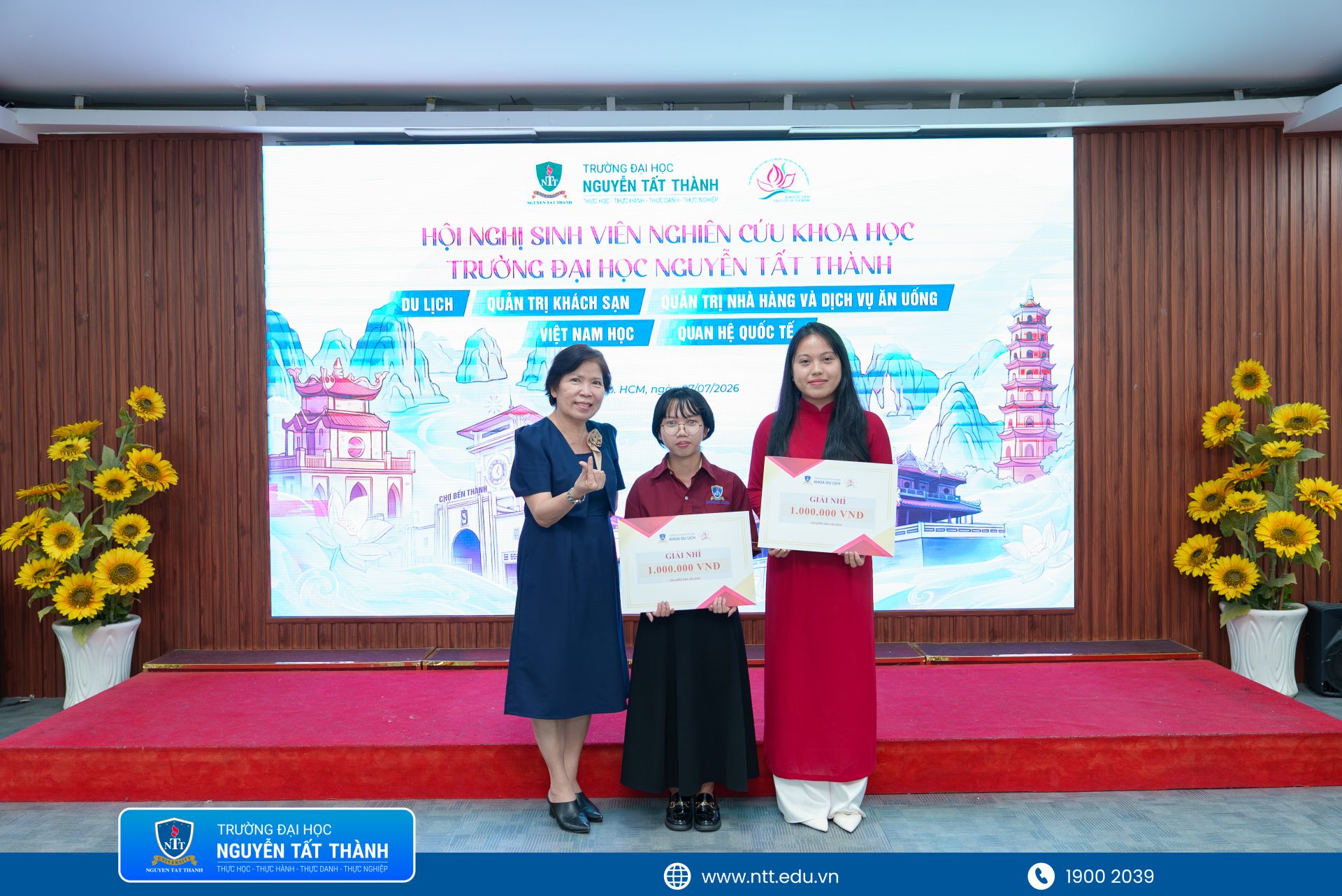 Ban tổ chức trao giải cho các nhóm sinh viên có đề tài nghiên cứu và poster xuất sắc, ghi nhận những ý tưởng sáng tạo, giàu giá trị ứng dụng đối với lĩnh vực du lịch và khách sạn