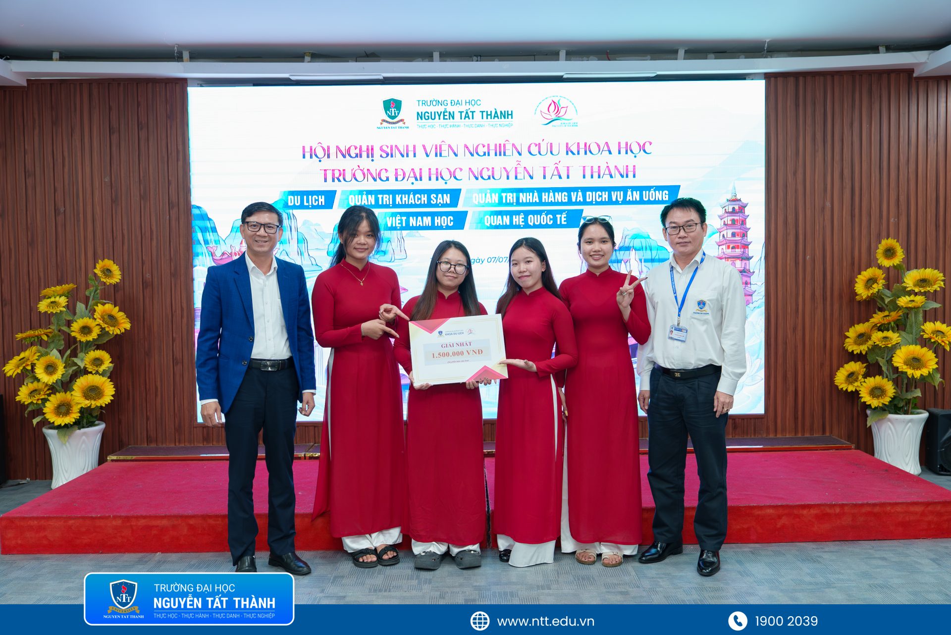 Ban tổ chức trao giải cho các nhóm sinh viên có đề tài nghiên cứu và poster xuất sắc, ghi nhận những ý tưởng sáng tạo, giàu giá trị ứng dụng đối với lĩnh vực du lịch và khách sạn