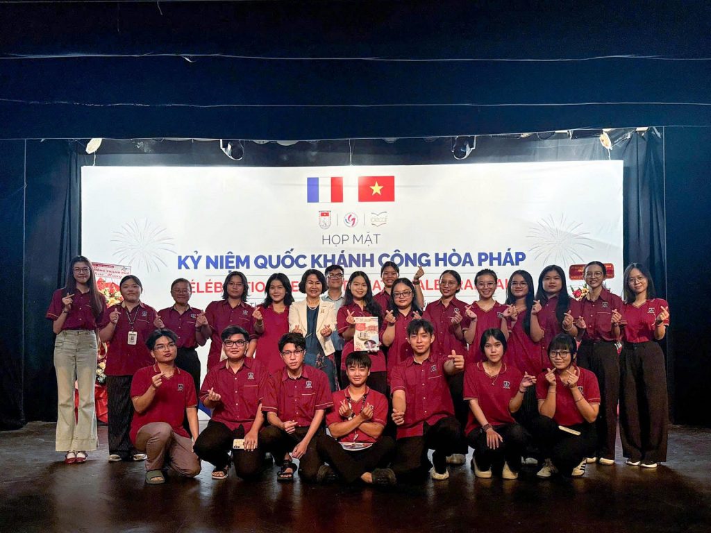 Sinh viên NTTU tham gia Lễ Quốc khánh Pháp 