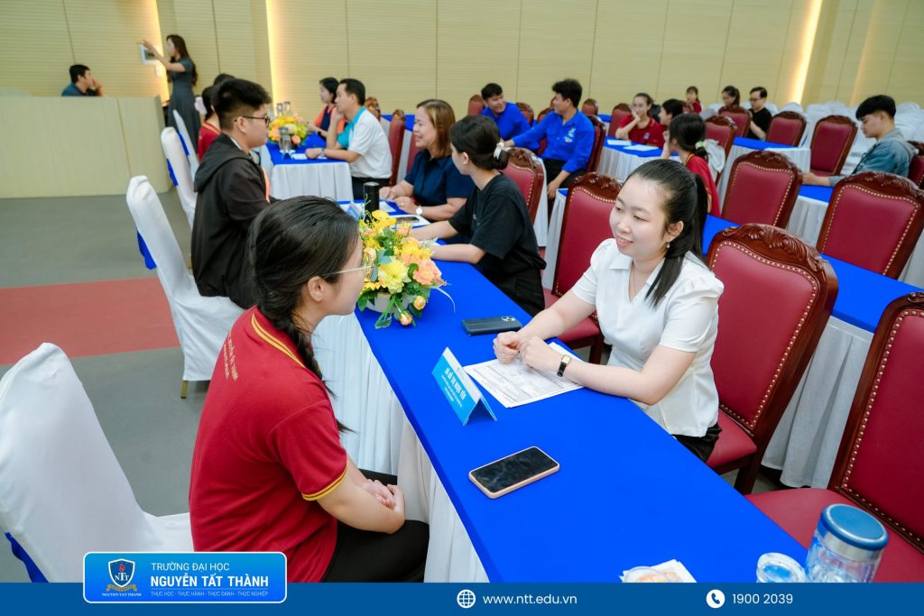 Sinh viên tham gia phỏng vấn trực tiếp cùng nhà tuyển dụng MerapLion 4