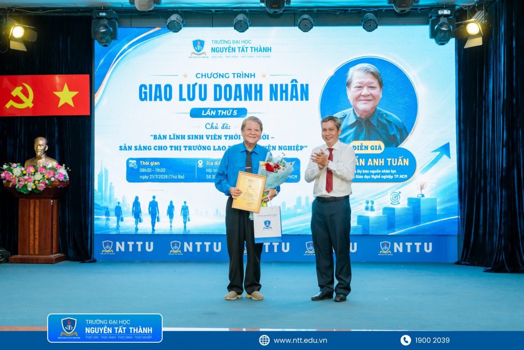 TS, Nguyễn Tuấn Anh trao thư cảm ơn 