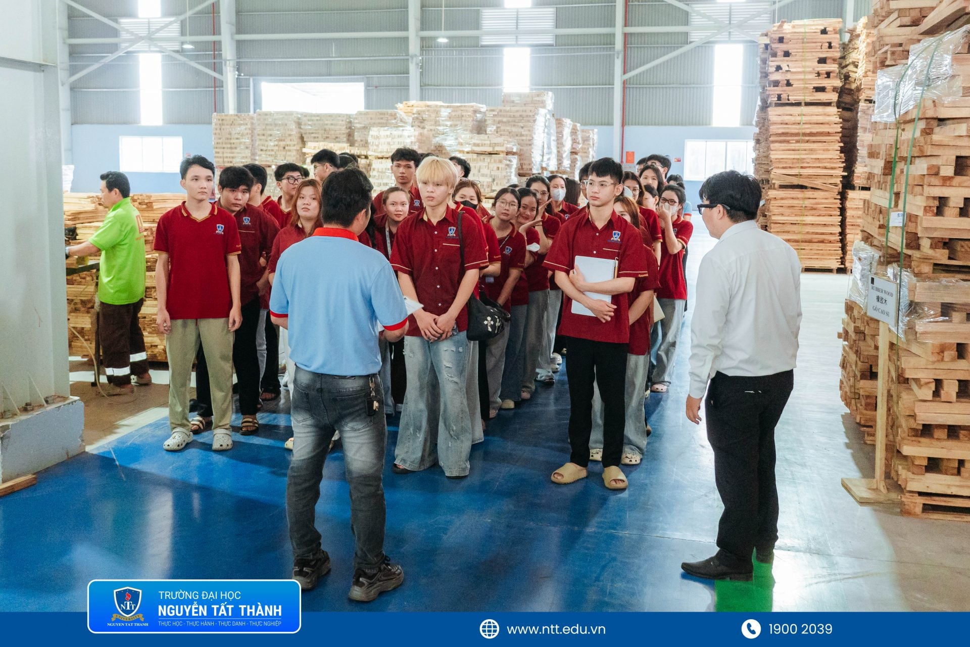 Sinh viên ngành Quản trị kinh doanh tìm hiểu môi trường doanh nghiệp ngay từ năm nhất