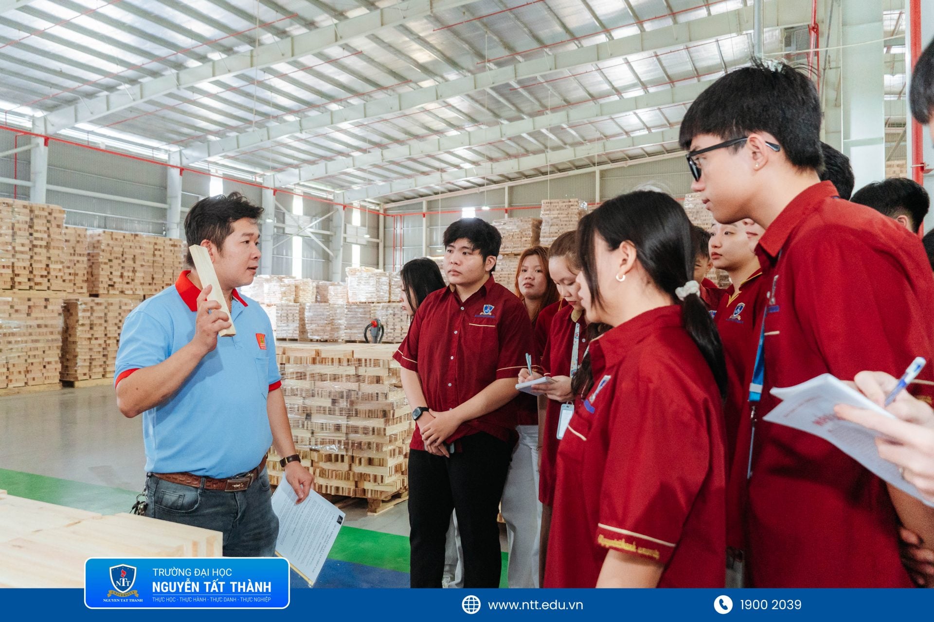 Sinh viên ngành Quản trị kinh doanh tìm hiểu môi trường doanh nghiệp ngay từ năm nhất